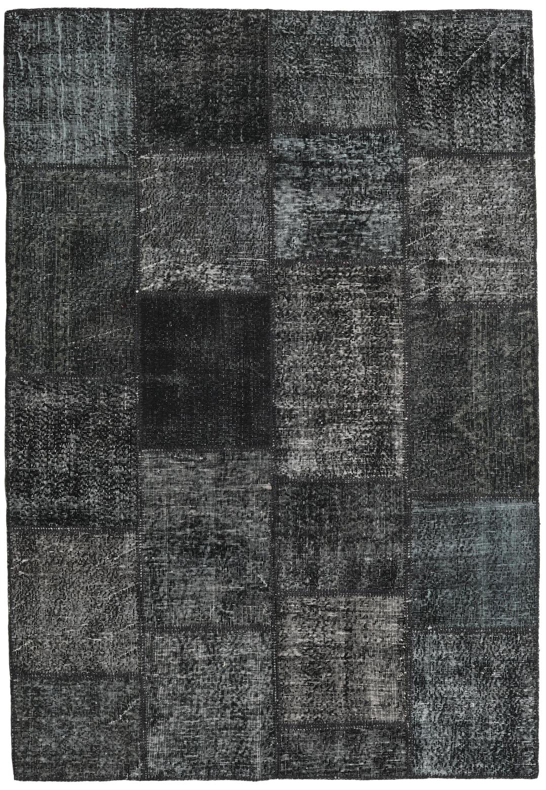 Een uniek handgemaakt patchwork tapijt uit Turkije in tinten zwart en antraciet.