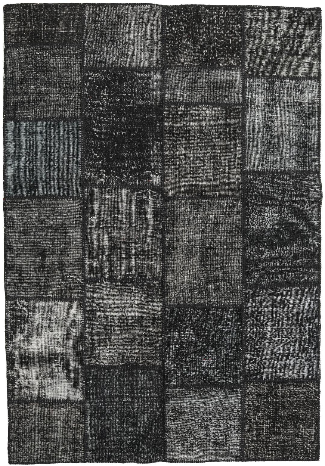 Een zwart patchwork tapijt met verschillende textuurpatronen uit Turkije
