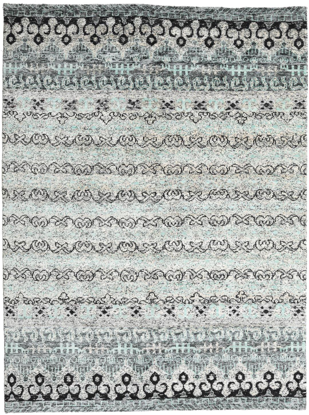 Un tapis gris sophistiqué avec des motifs complexes et un velours en soie douce.