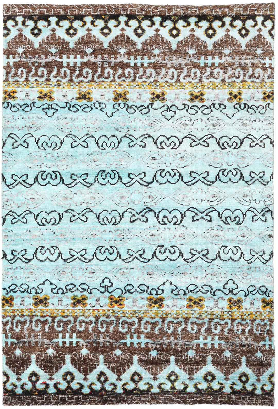 Tapis bleu clair noué main avec des motifs tribaux complexes