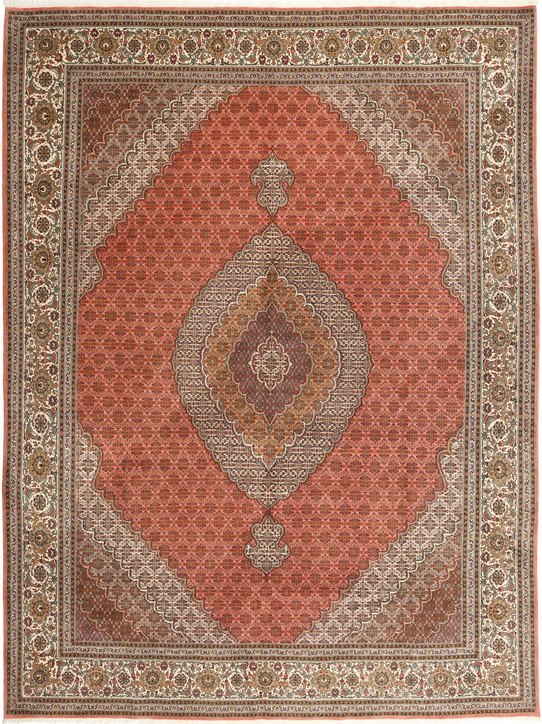 Et stort håndknyttet Tabriz-tæppe fra Mellemøsten i dybe røde og beige nuancer.