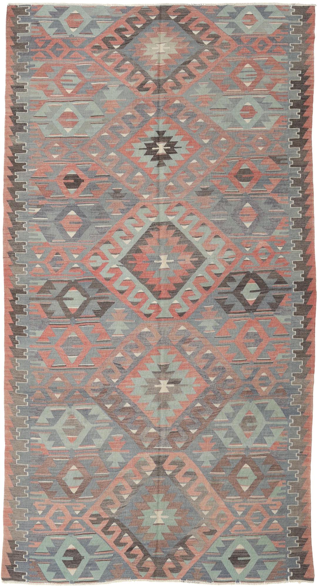 Et vintage tyrkisk Kelim-tæppe med geometriske mønstre i en flerfarvet palette af rød, blå og brun.