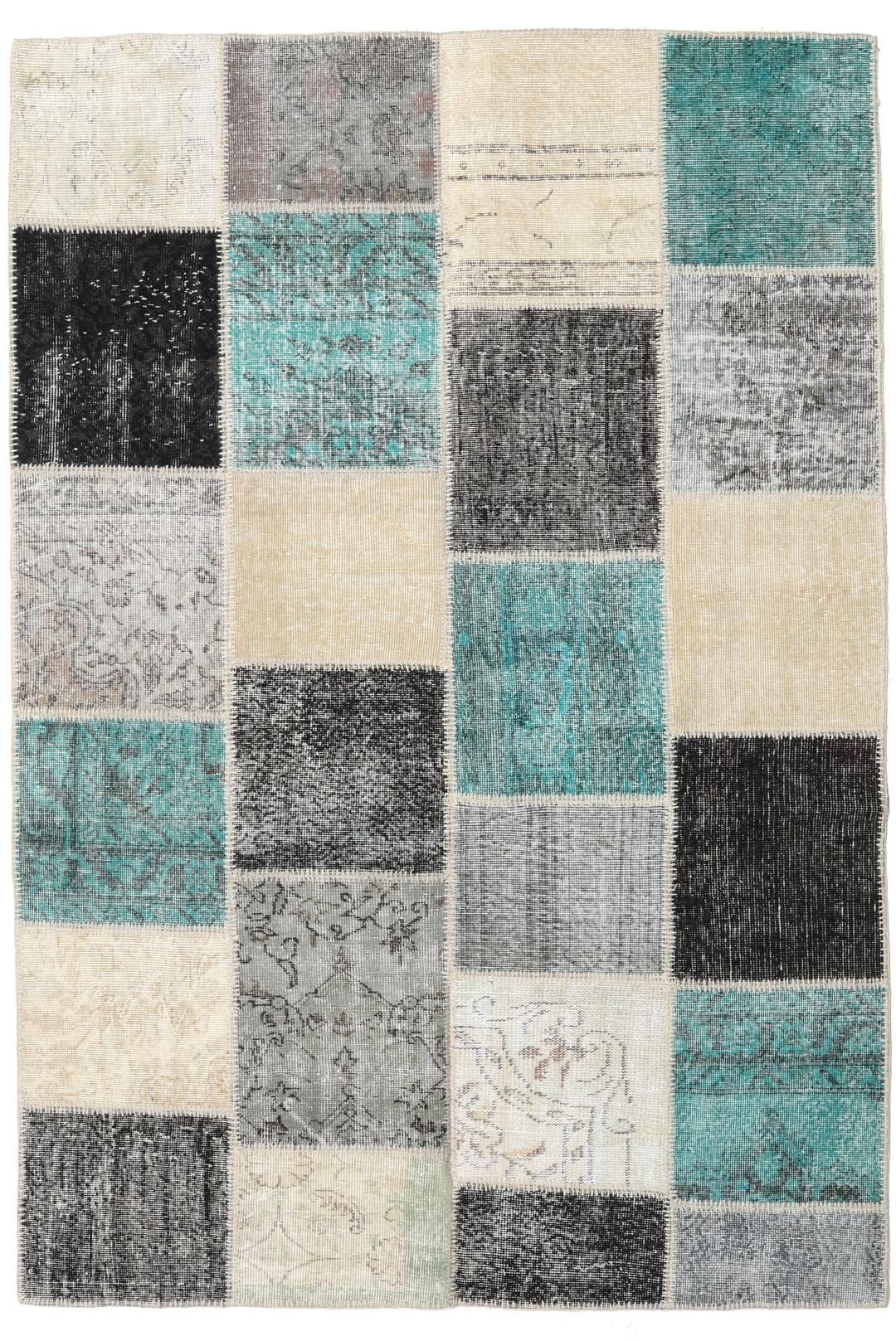 Et rektangulært patchwork-tæppe fra Tyrkiet med et flerfarvet geometrisk design.