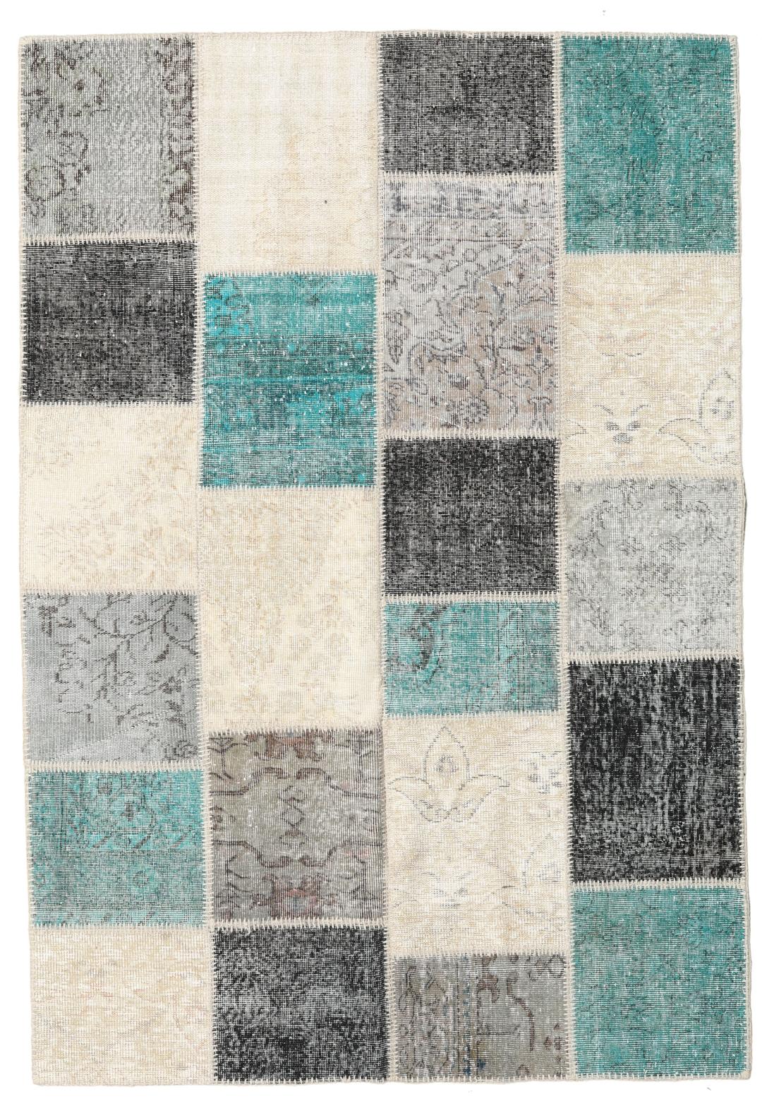 Et rektangulært patchwork-teppe fra Tyrkia med en flerfarget palett inkludert blågrønt og grått.