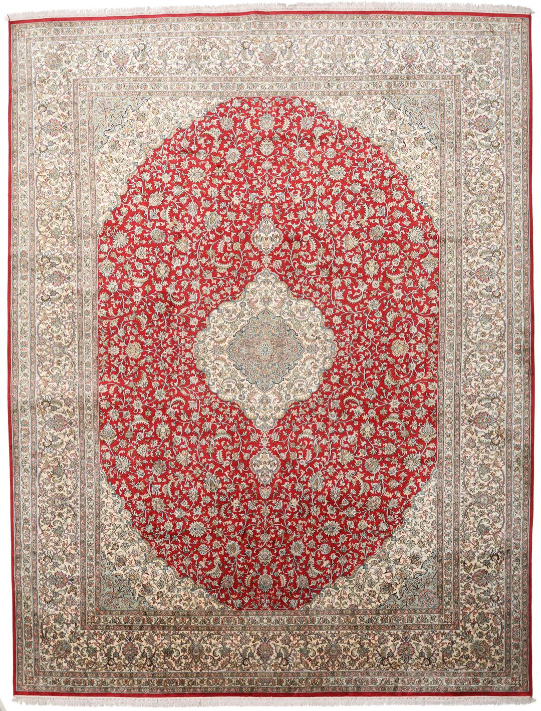 Håndknyttet Kashmir silketæppe fra Indien i røde og beige nuancer.