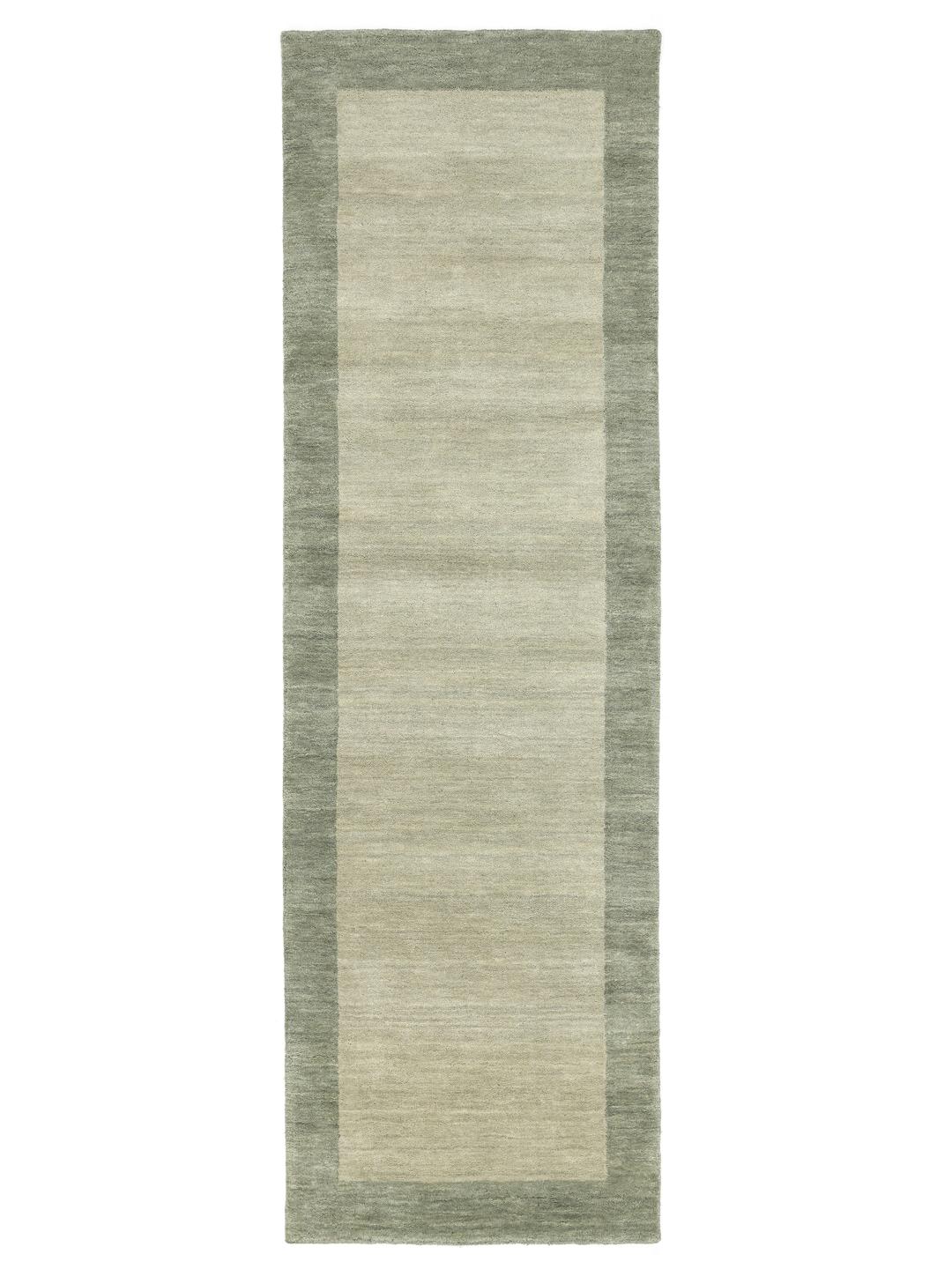 En grå og grøn løber med et rent kantdesign.