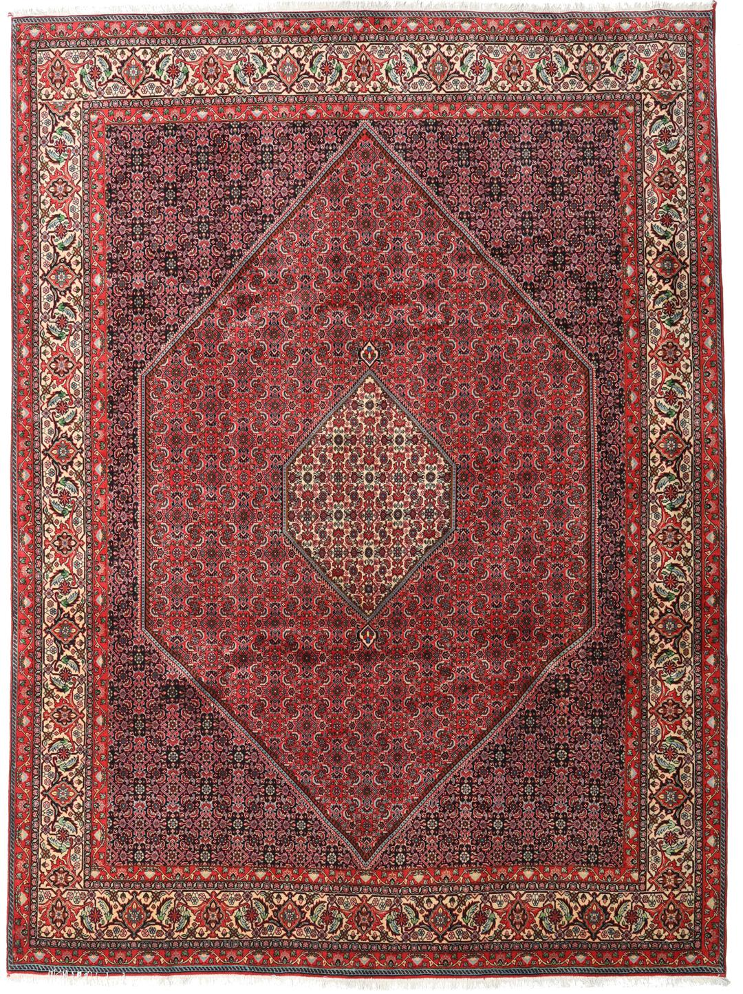 Een groot handgeknoopt Bidjar Zanjan Wool tapijt uit het Midden-Oosten in dieprode en beige tinten.