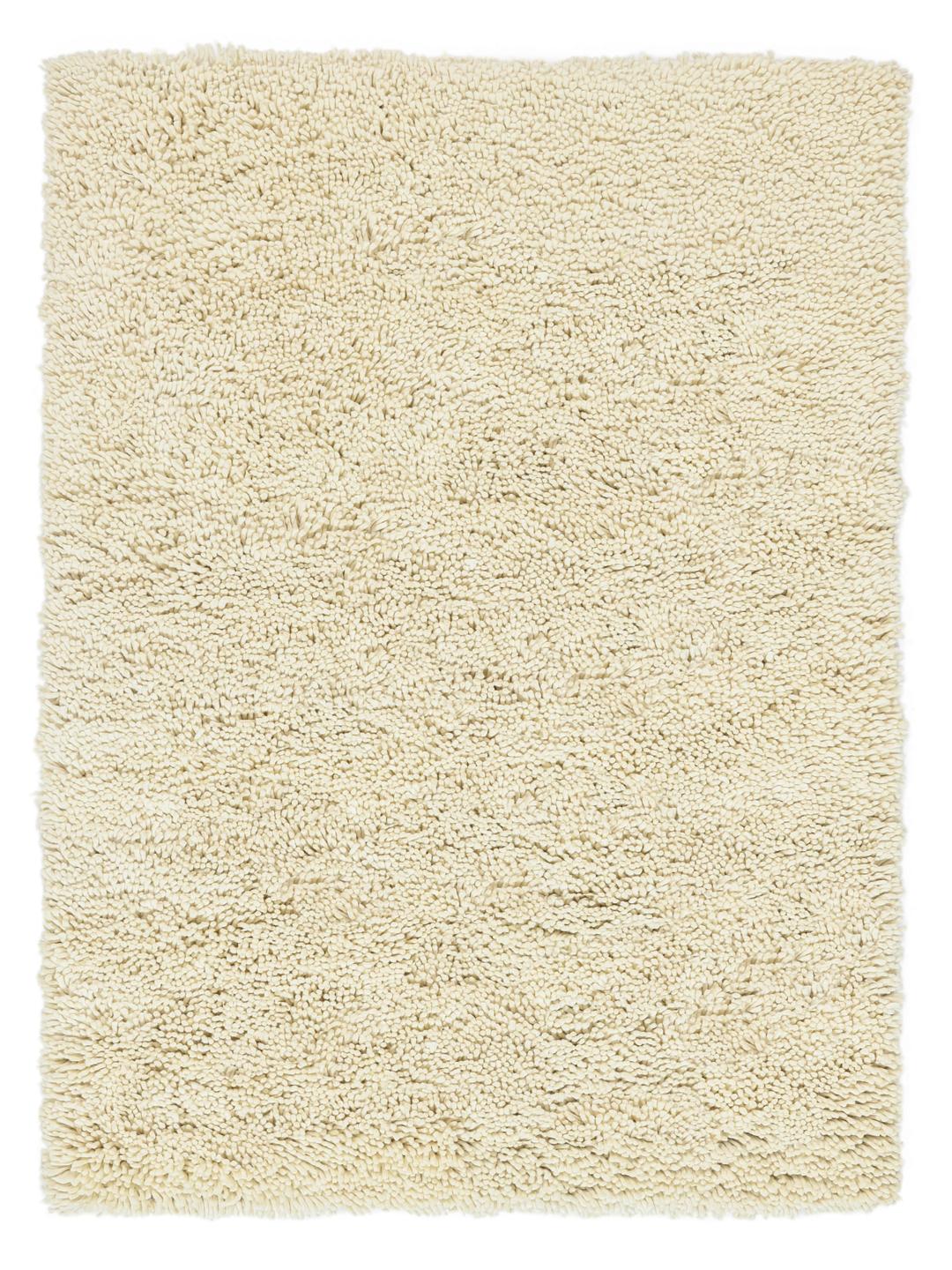 Een pluche, gebroken wit Wool tapijt met een hoogpolige textuur.