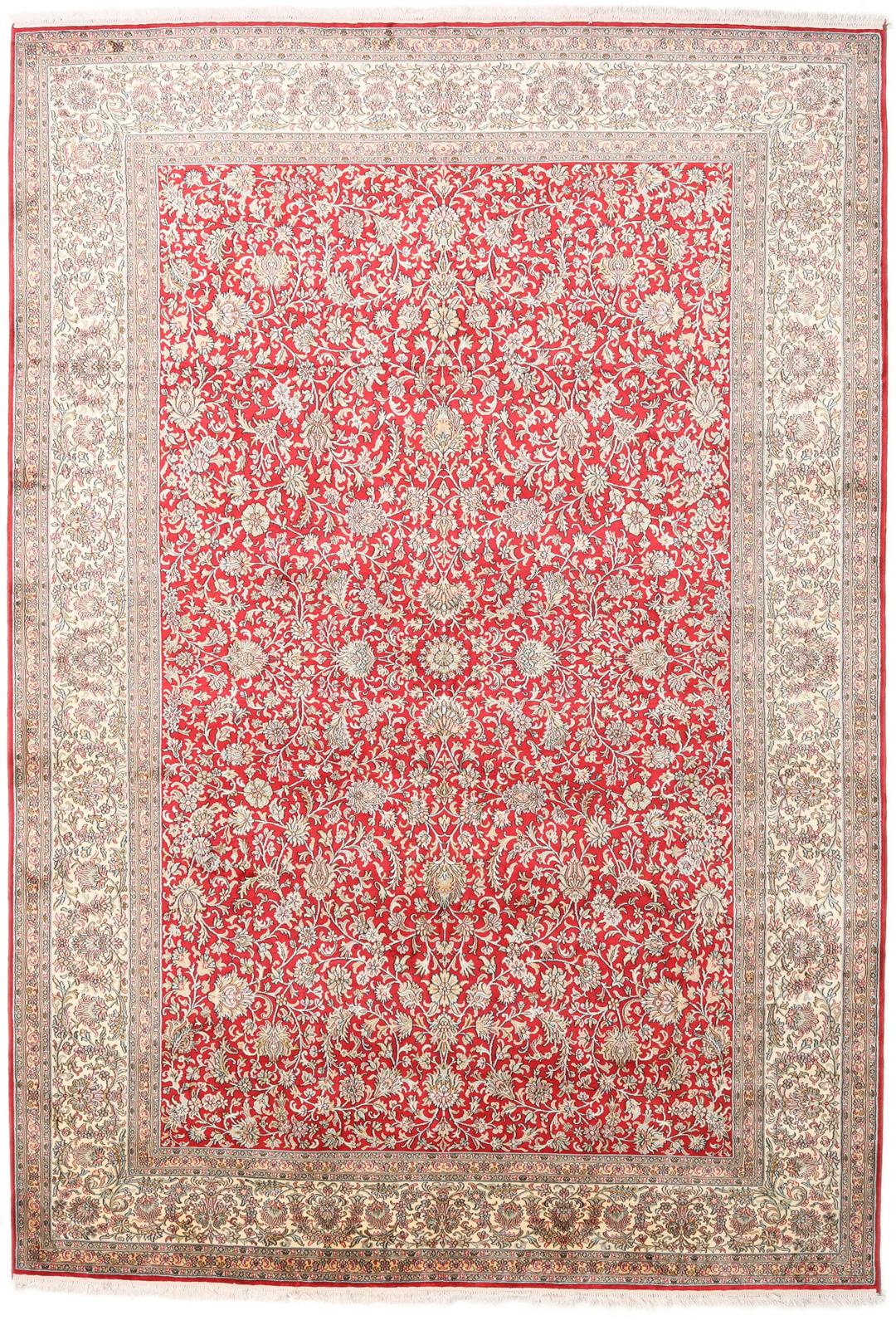 Et detaljeret rektangulært Kashmir-silketæppe fra Indien med et levende rødt blomsterfelt og dekorative kanter.