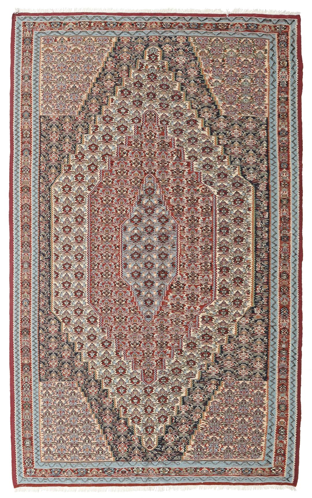 Een gedetailleerd handgeweven Kelim Senneh Fine vloerkleed in veelkleurige tinten met geometrische patronen uit het Midden-Oosten.
