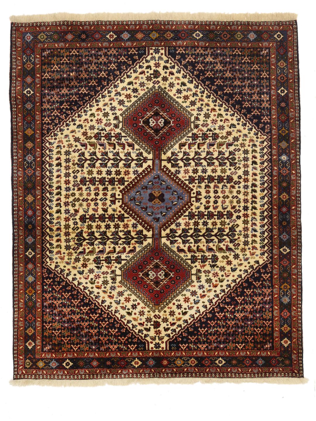Een handgeknoopt Yalameh-tapijt uit het Midden-Oosten met een veelkleurig geometrisch ontwerp.