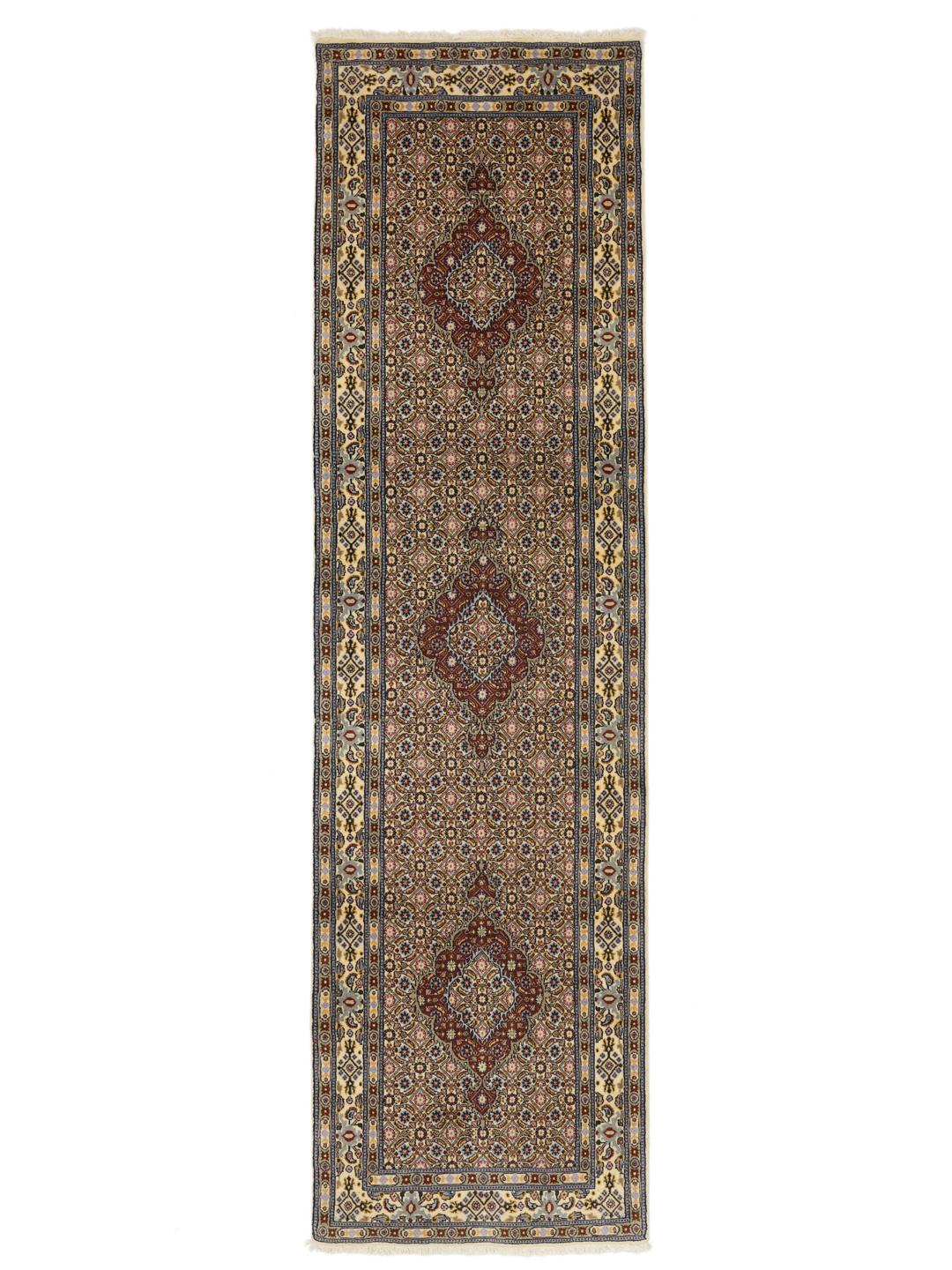 Håndknyttet Moud løber fra Mellemøsten med et rødt og blåt blomsterdesign på beige baggrund.