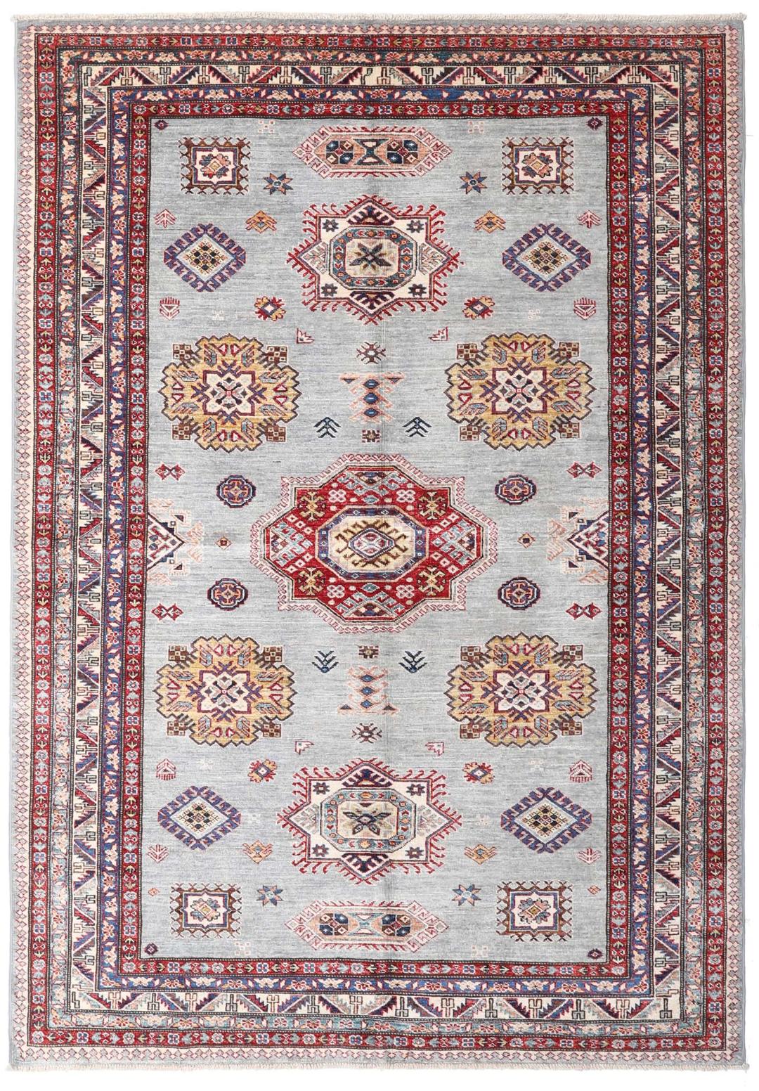 Tapis Kazak afghan noué à la main avec un champ gris clair et des médaillons géométriques