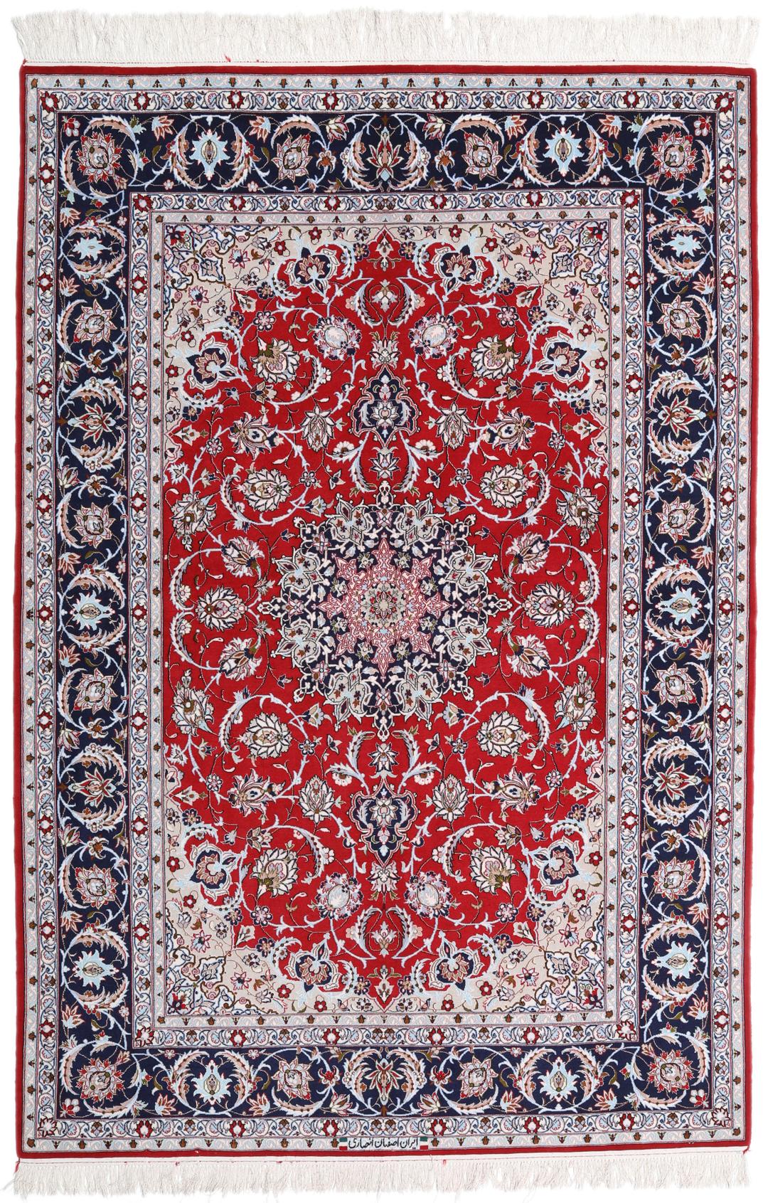 Et rødt og mørkeblåt Isfahan-tæppe fra Mellemøsten med dekorative blomstermønstre.