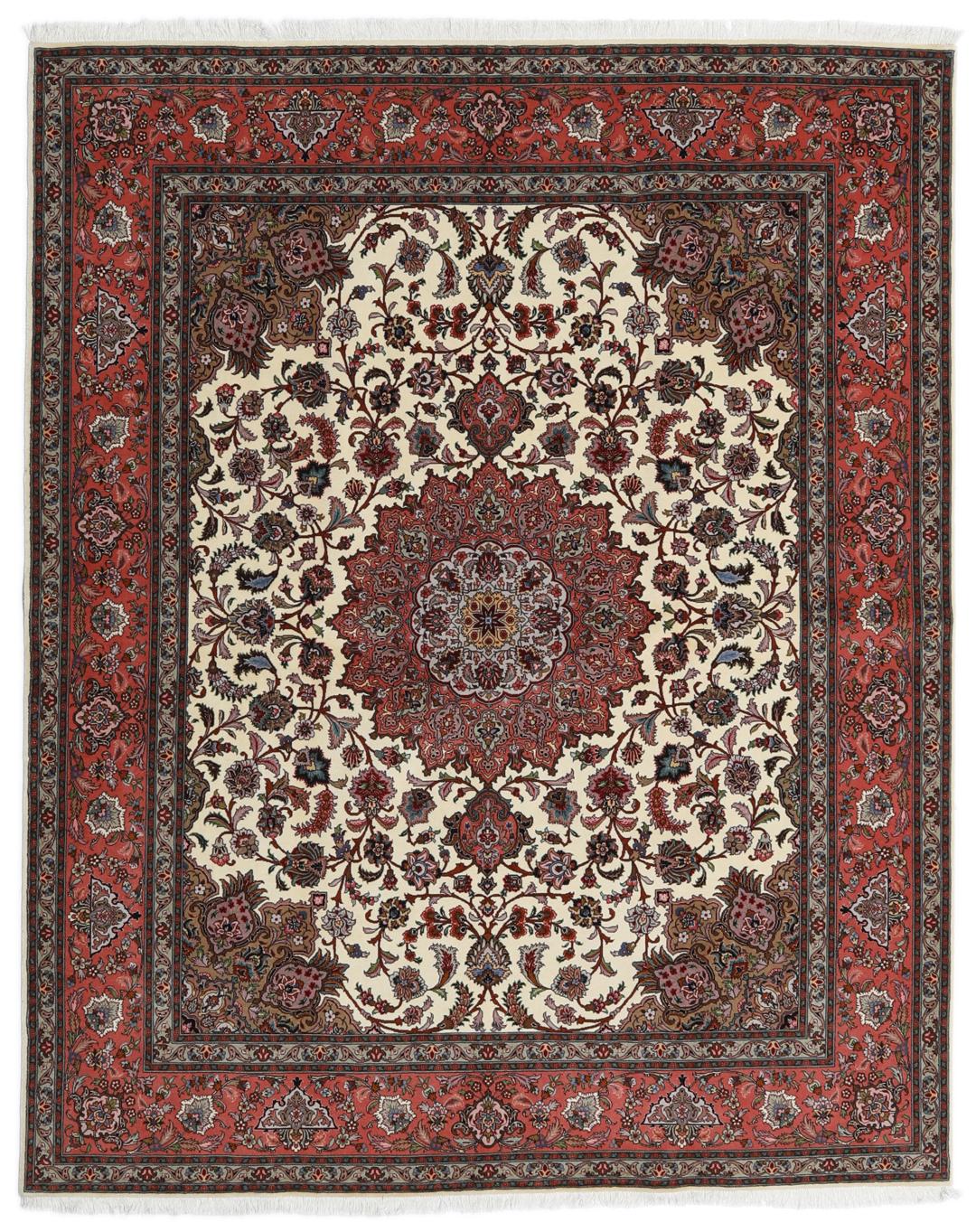 Et rødt og beige håndknyttet Tabriz-tæppe med en central medaljon og blomstermotiver.