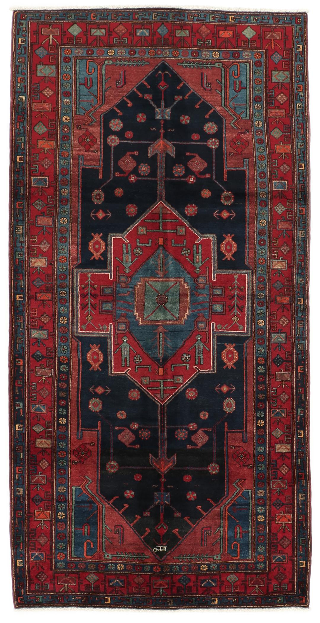 Een handgeknoopt Zanjan-tapijt uit het Midden-Oosten met een donkerblauw en rood geometrisch ontwerp.