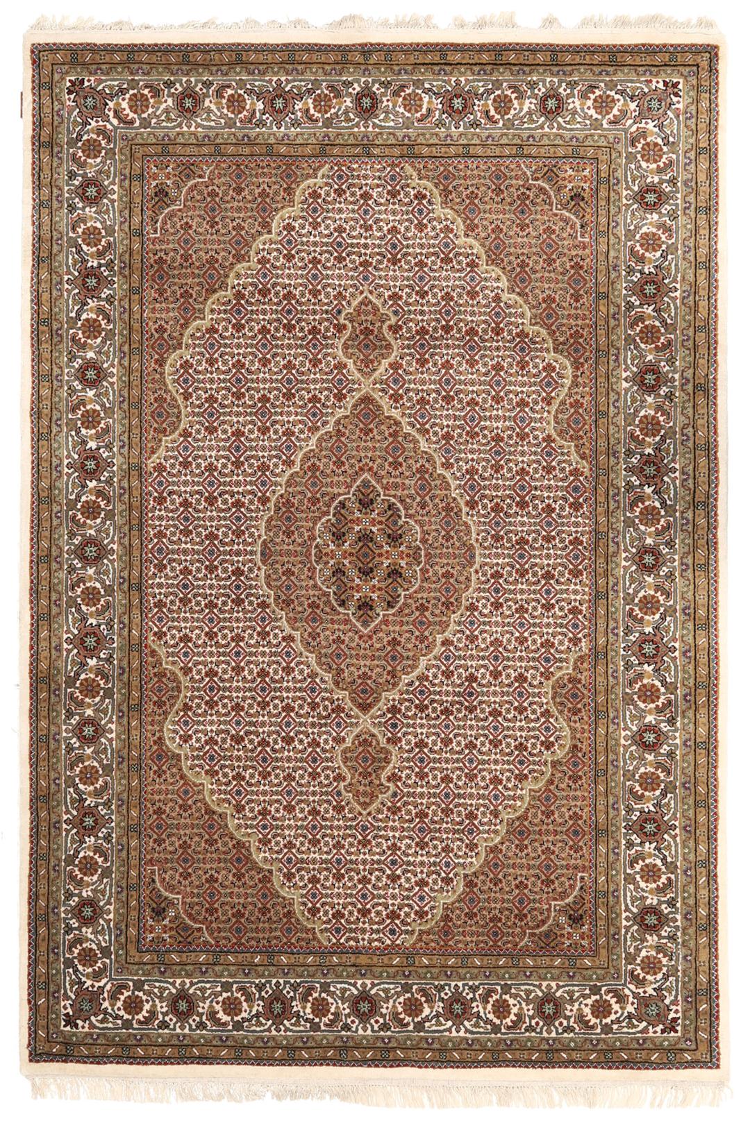 Et håndknyttet Tabriz Royal tæppe fra Indien med et klassisk beige og blomstret mønster.
