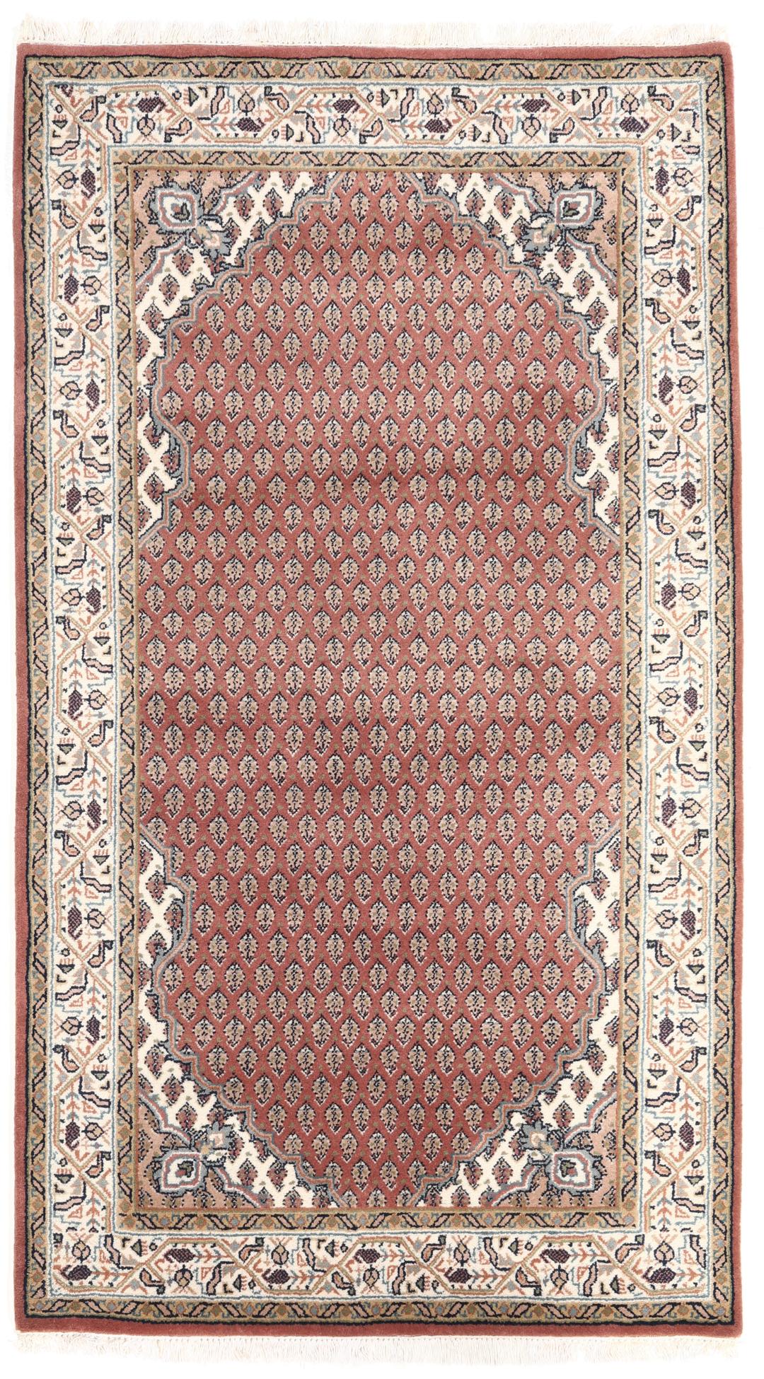 Een handgeknoopt Mir Indo tapijt uit India in donkerrood met een herhalend geometrisch patroon.