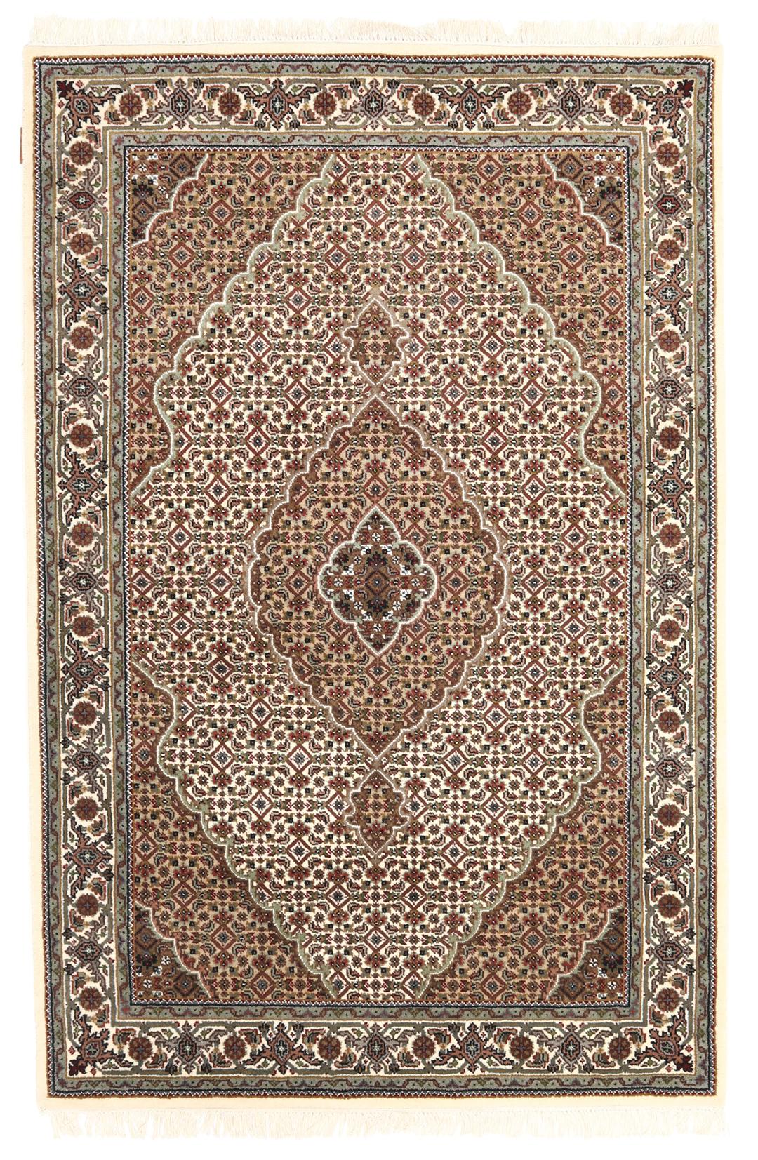 Een handgeknoopt Tabriz tapijt uit India met een centraal medaillon in bruine en beige tinten.