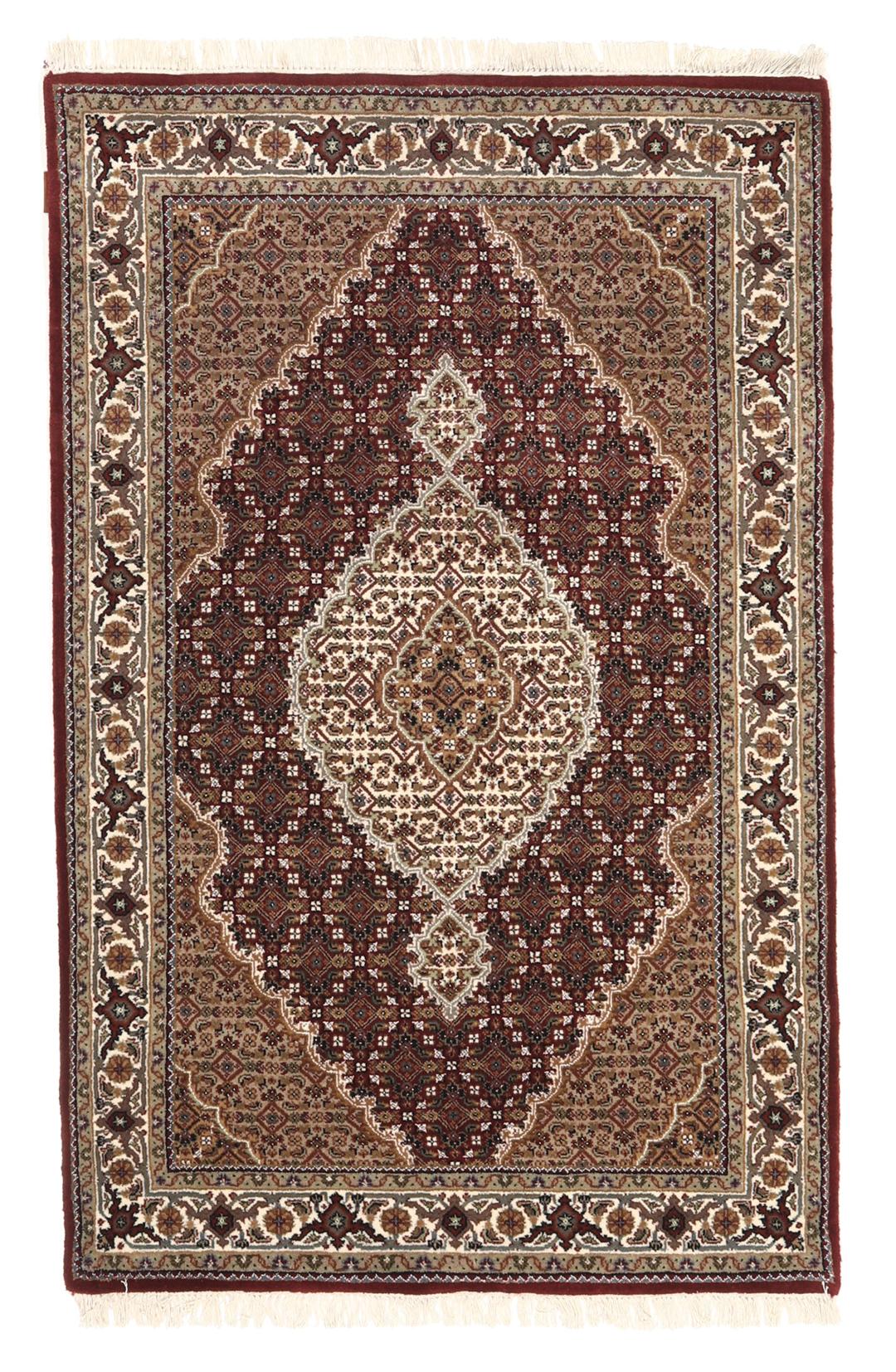 Een handgeknoopt Tabriz-tapijt uit India met een dieprood en beige medaillonpatroon