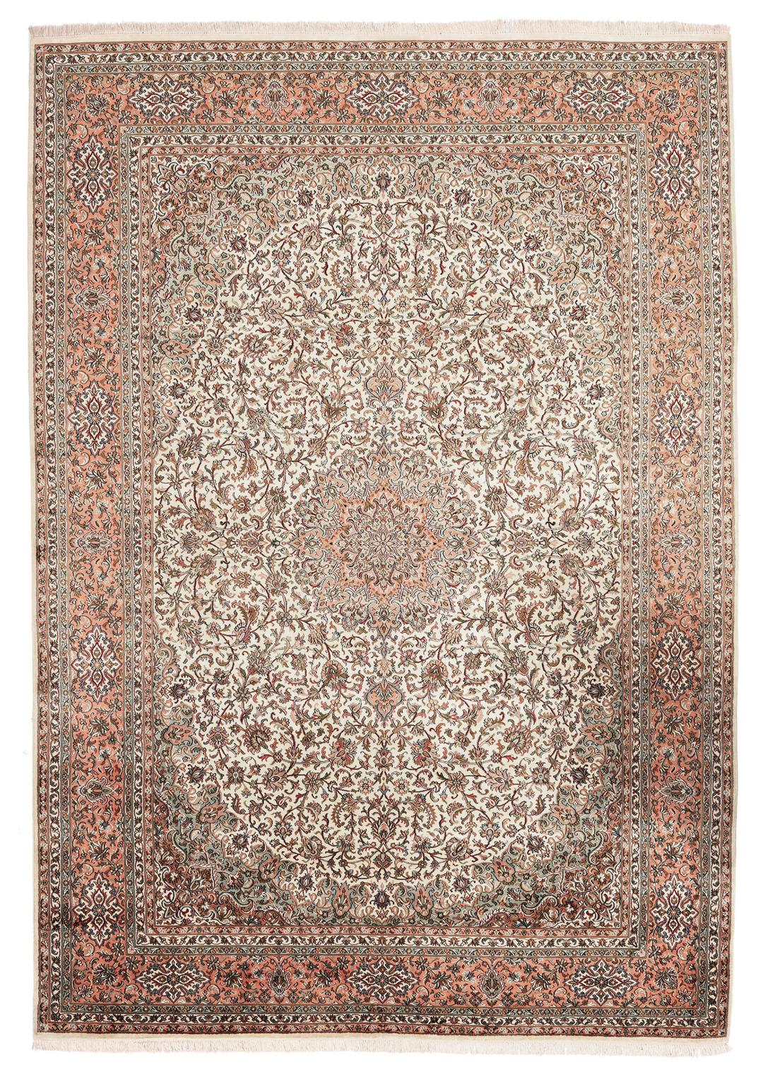 Handgeknoopt Kashmir zijden tapijt uit India met een delicaat bloemenpatroon in beige en zachte rode tinten.