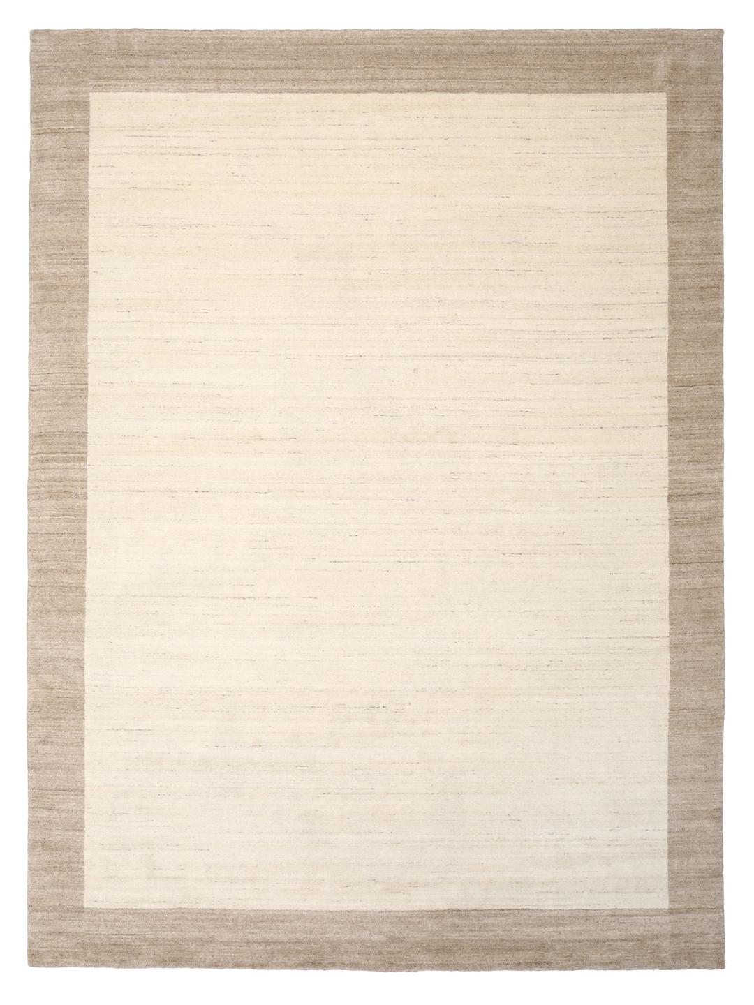Et rektangulært tæppe i naturhvid og beige med et enkelt kantdesign.