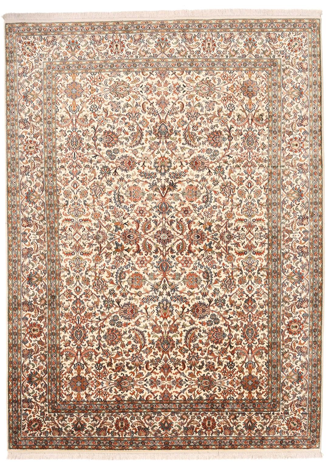 Et håndknyttet Kashmir-silketæppe fra Indien med en beige baggrund og indviklede blomstermotiver.