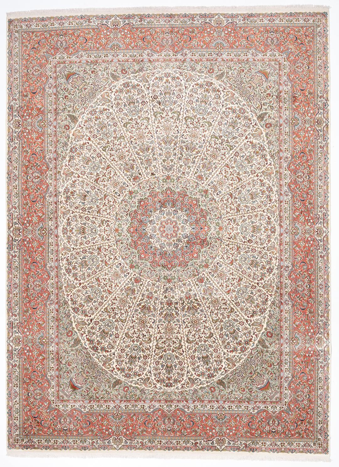 Et håndknyttet Kashmir-silketæppe fra Indien med et indviklet blomstermønster i beige og røde nuancer.
