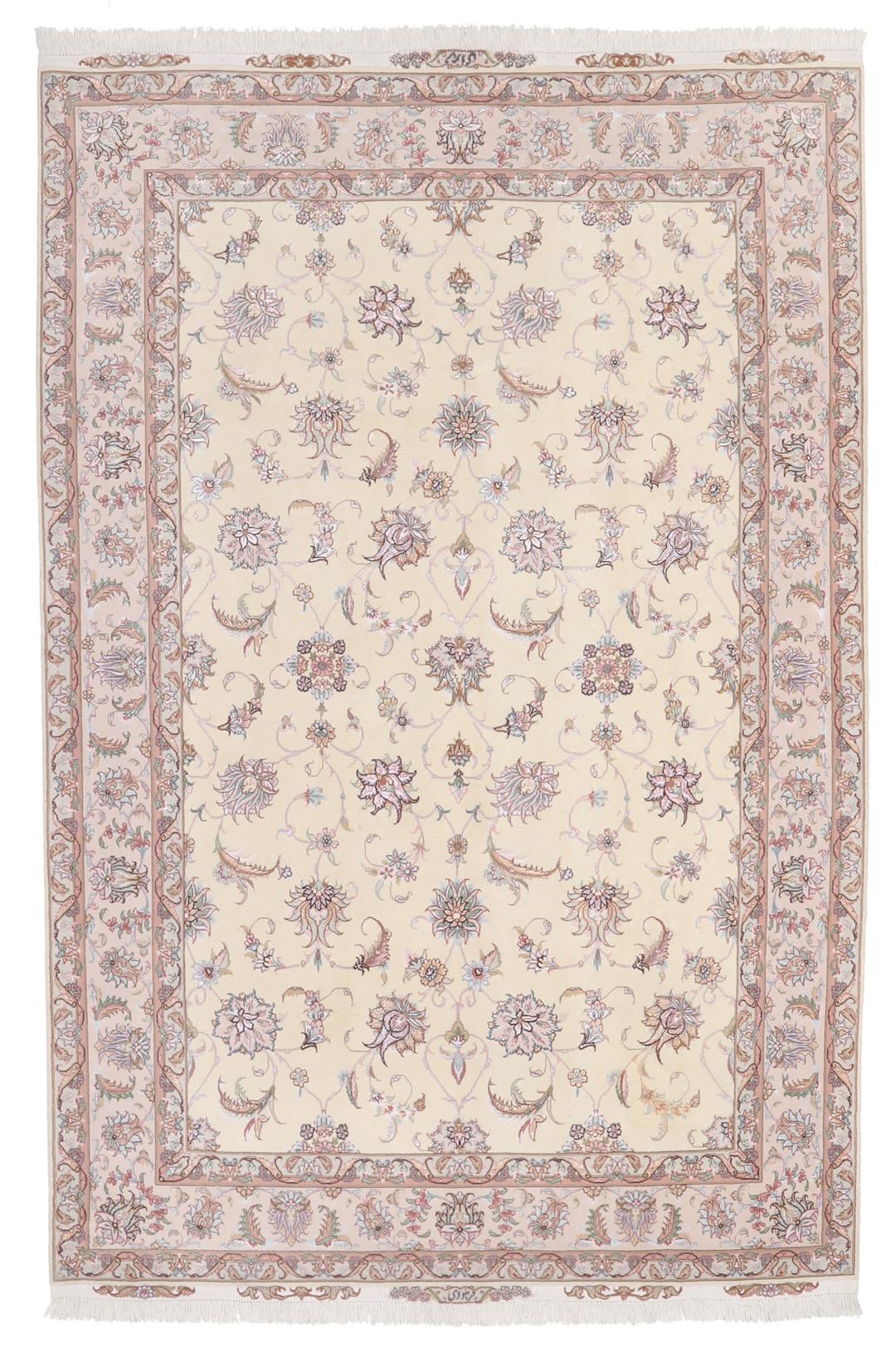 Håndknyttet Tabriz-tæppe fra Mellemøsten med blomstermønster i beige og bløde toner.