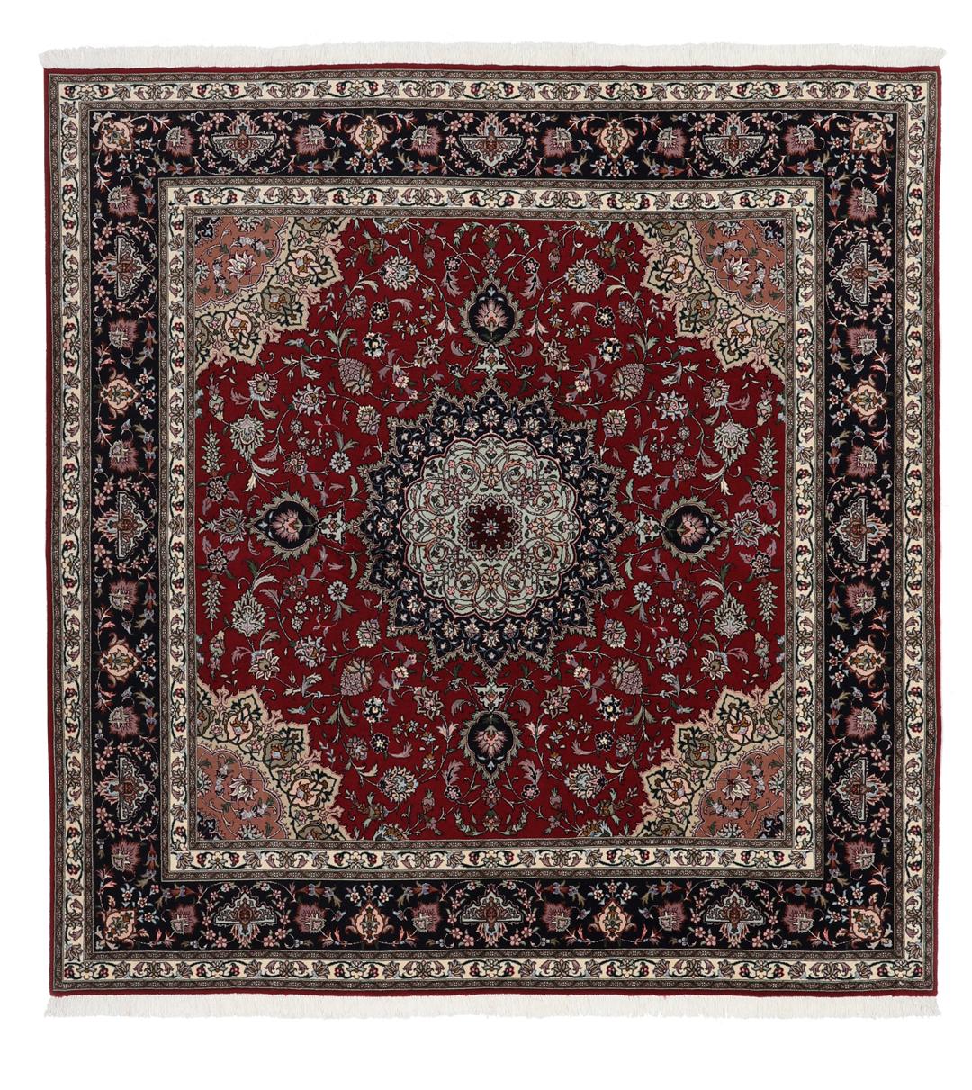 Handgeknoopt vierkant Tabriz-tapijt met een rood veld en ingewikkeld medaillonpatroon uit het Midden-Oosten