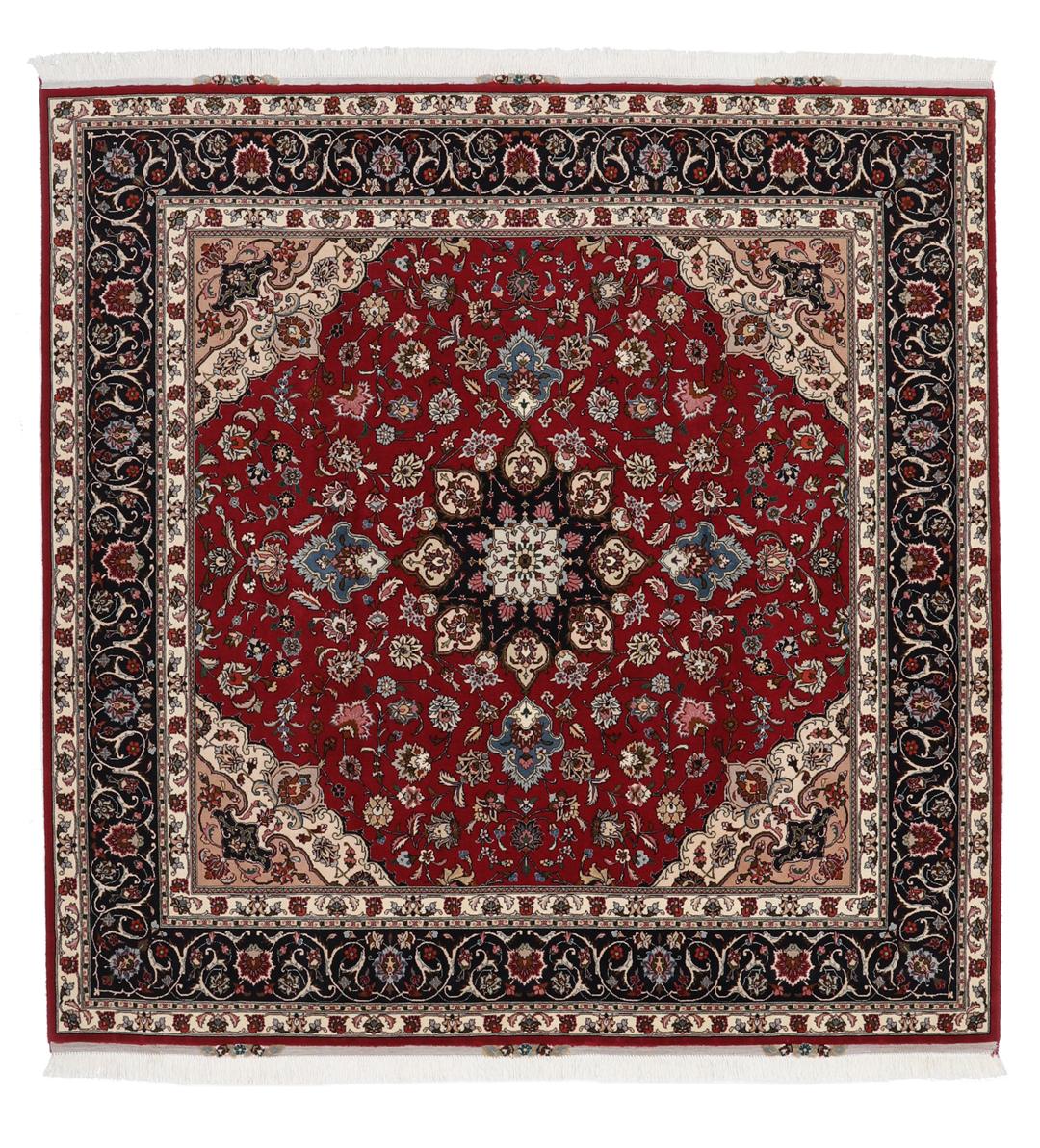 Een vierkant handgeknoopt Tabriz tapijt met een rood veld en een centraal medaillon uit het Midden-Oosten