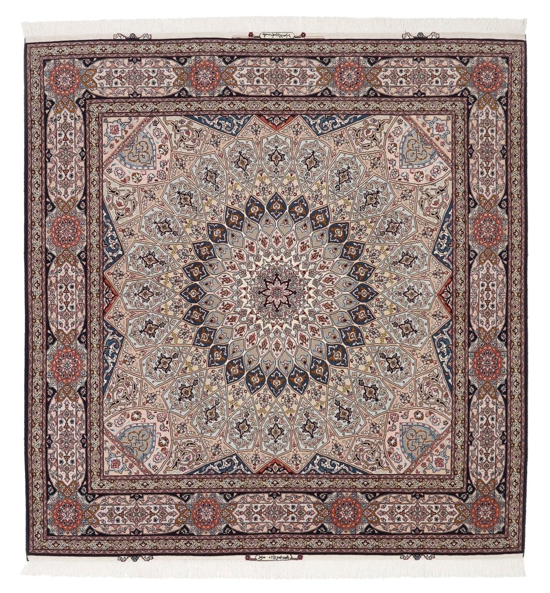 Een vierkant Tabriz-tapijt met een gedetailleerd centraal medaillon in beige en blauwe tinten uit het Midden-Oosten.