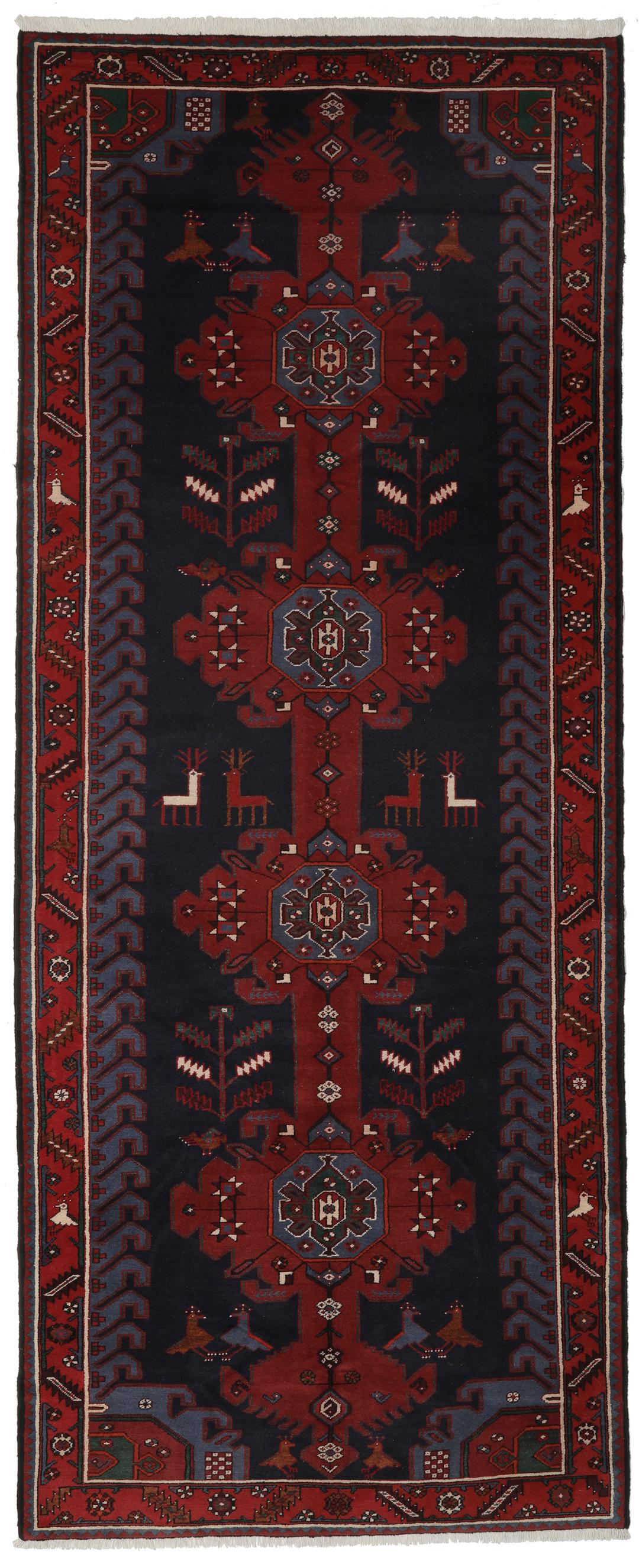 Een handgeknoopte Hamadan loper met een donkerblauw en rood geometrisch patroon.