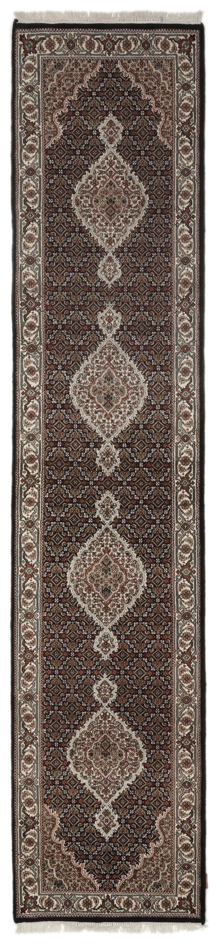 En håndknyttet brun Tabriz-løber med ornamenterede medaljonmønstre.