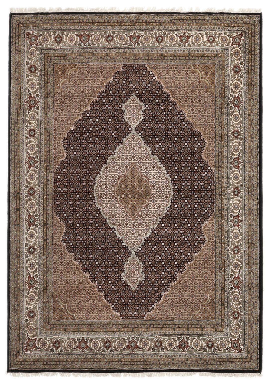 Et stort rektangulært Tabriz-tæppe med et medaljondesign i brune og beige nuancer, med oprindelse fra Indien.