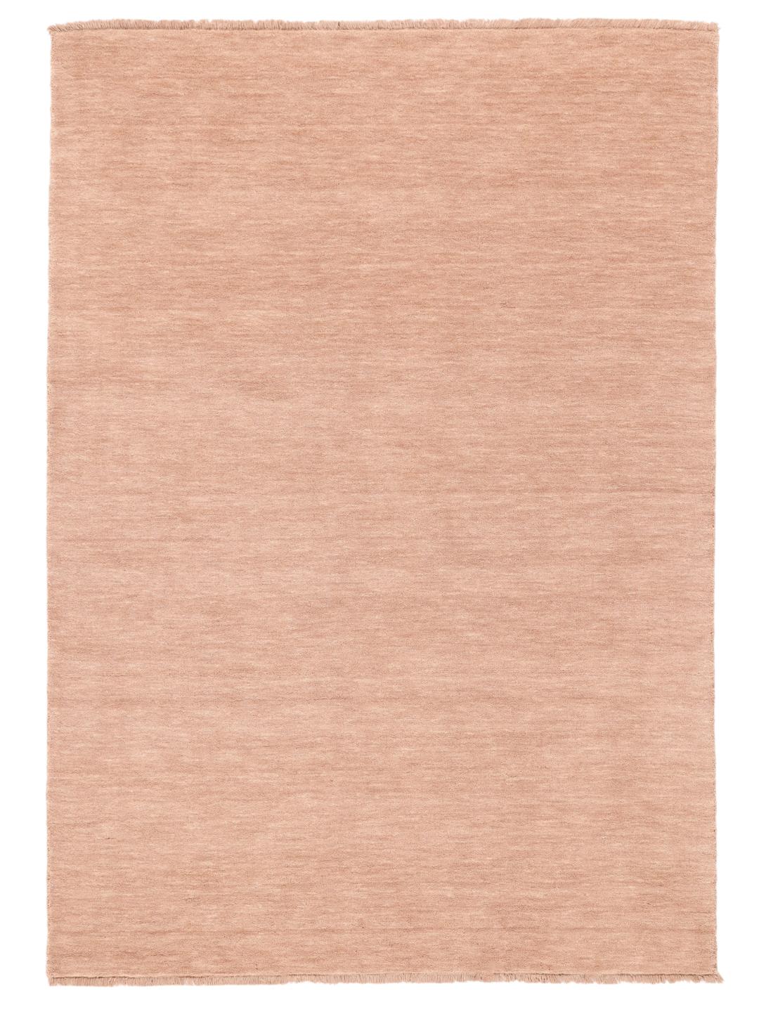 Een eenkleurig roze handgeweven poolvloerkleed met korte franjes