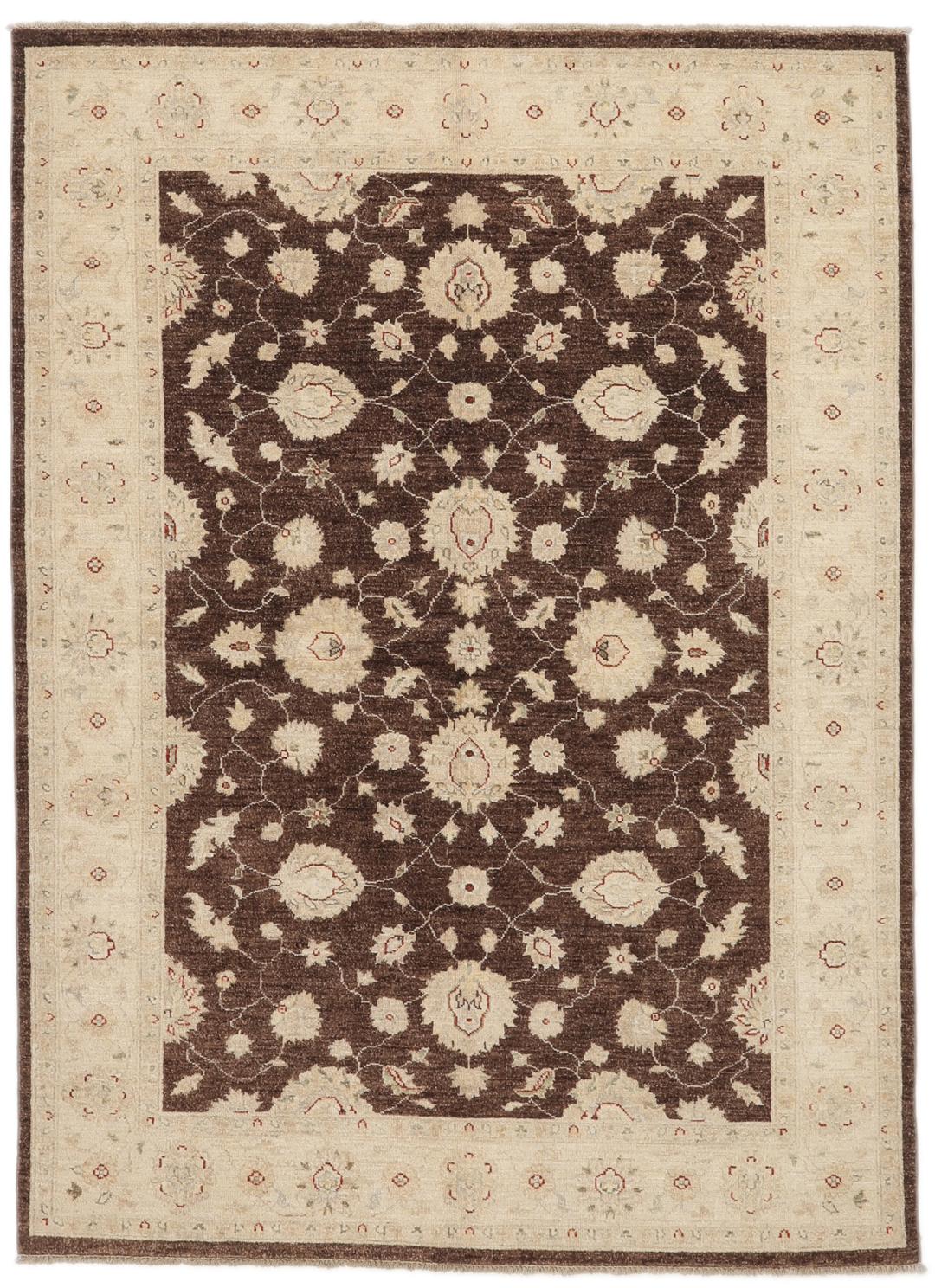 Un tapis Ziegler rectangulaire d'Afghanistan avec un champ marron foncé et des motifs floraux beiges.
