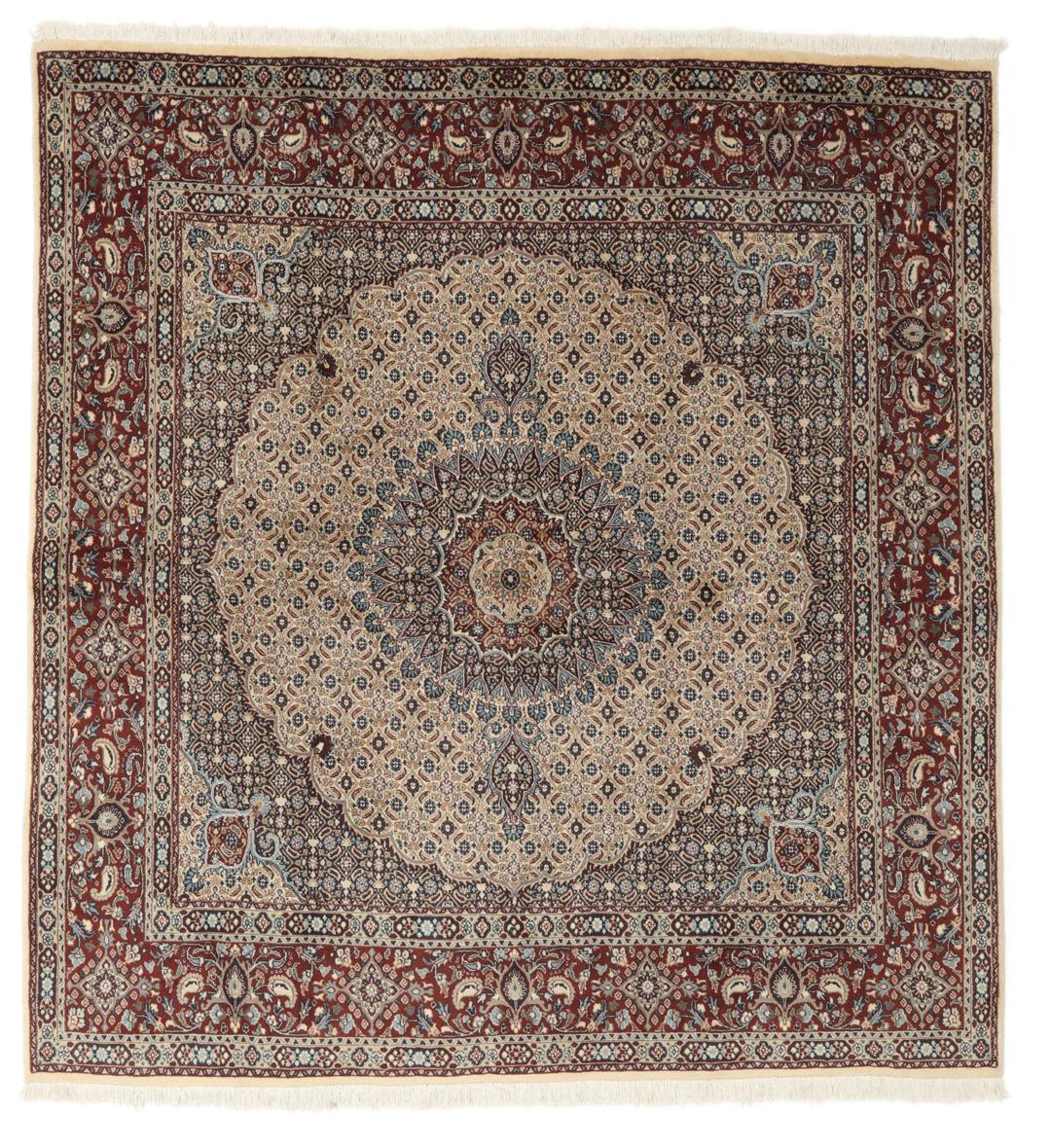 Tapis Moud carré noué à la main provenant du Moyen-Orient en rouge foncé et beige.