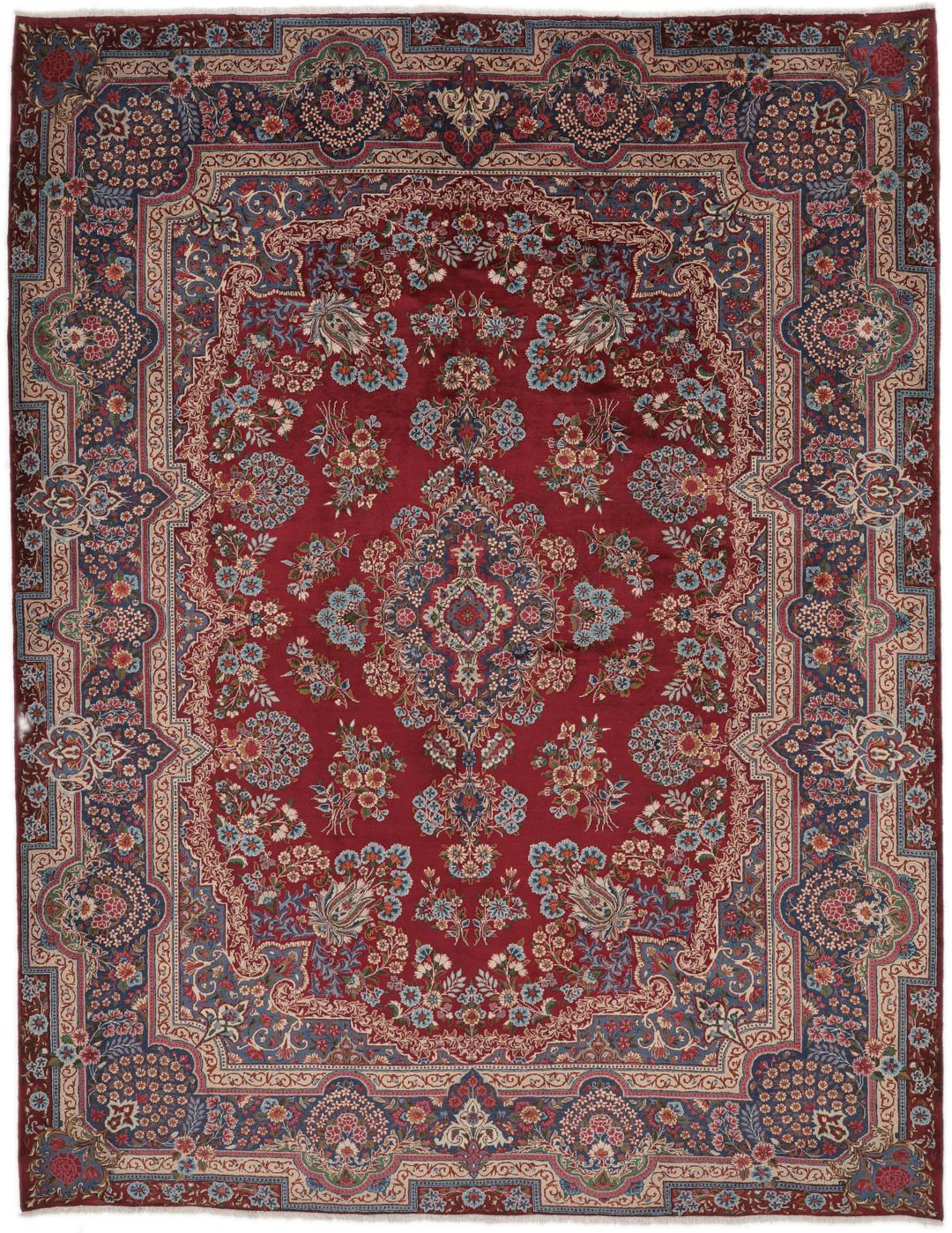 Een groot, handgeknoopt Yazd-tapijt uit het Midden-Oosten met een donkerrood veld en bloemmotieven.