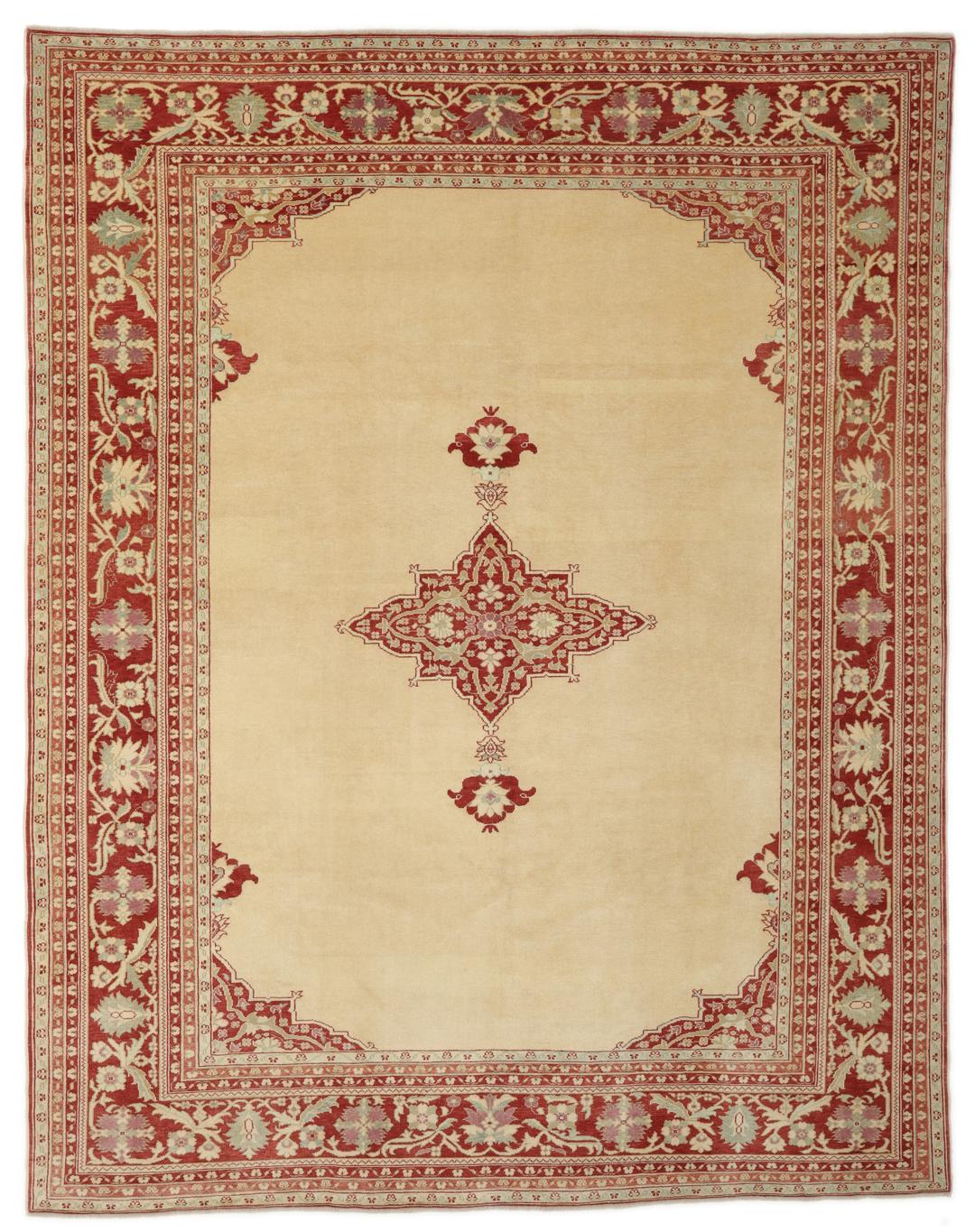 Handgeknoopt Shirvan-tapijt uit Azerbeidzjan met een beige veld en een rode bloemenrand.