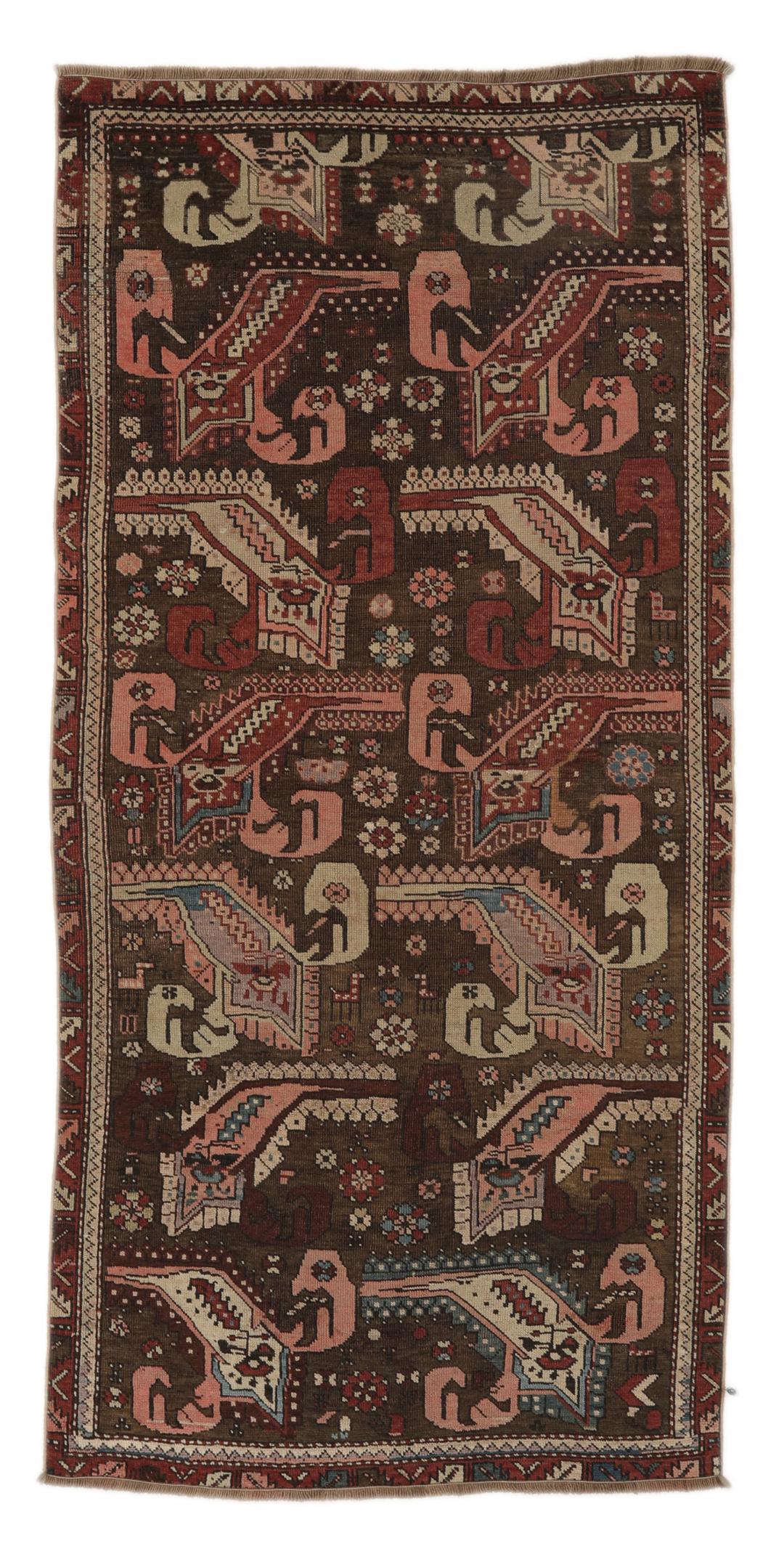 Antiek Shirvan-tapijt uit Azerbeidzjan, voorzien van een donkerbruine wollen pool met geometrische motieven.
