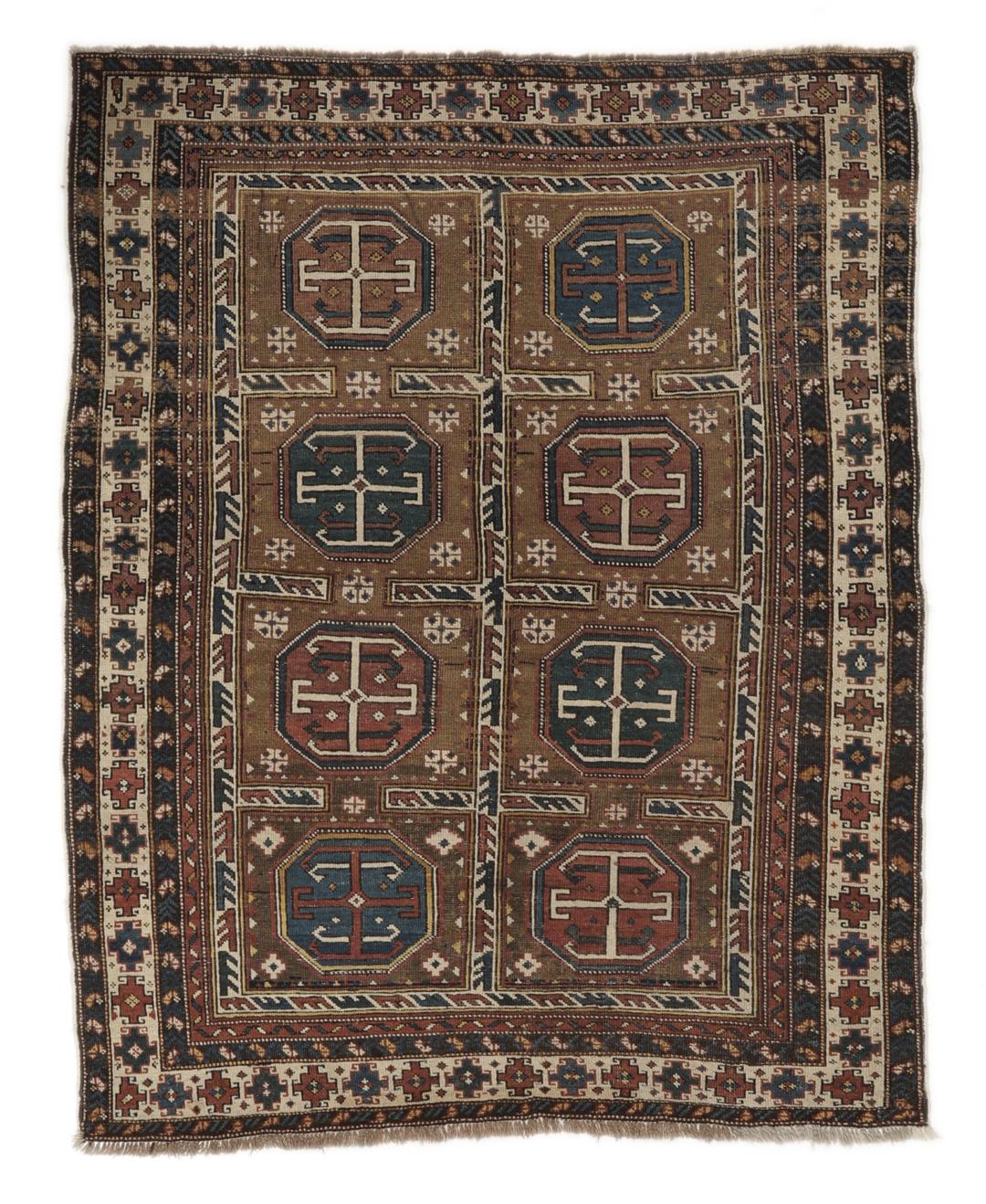 Antiek Shirvan-tapijt uit Azerbeidzjan in bruin met traditionele geometrische motieven.