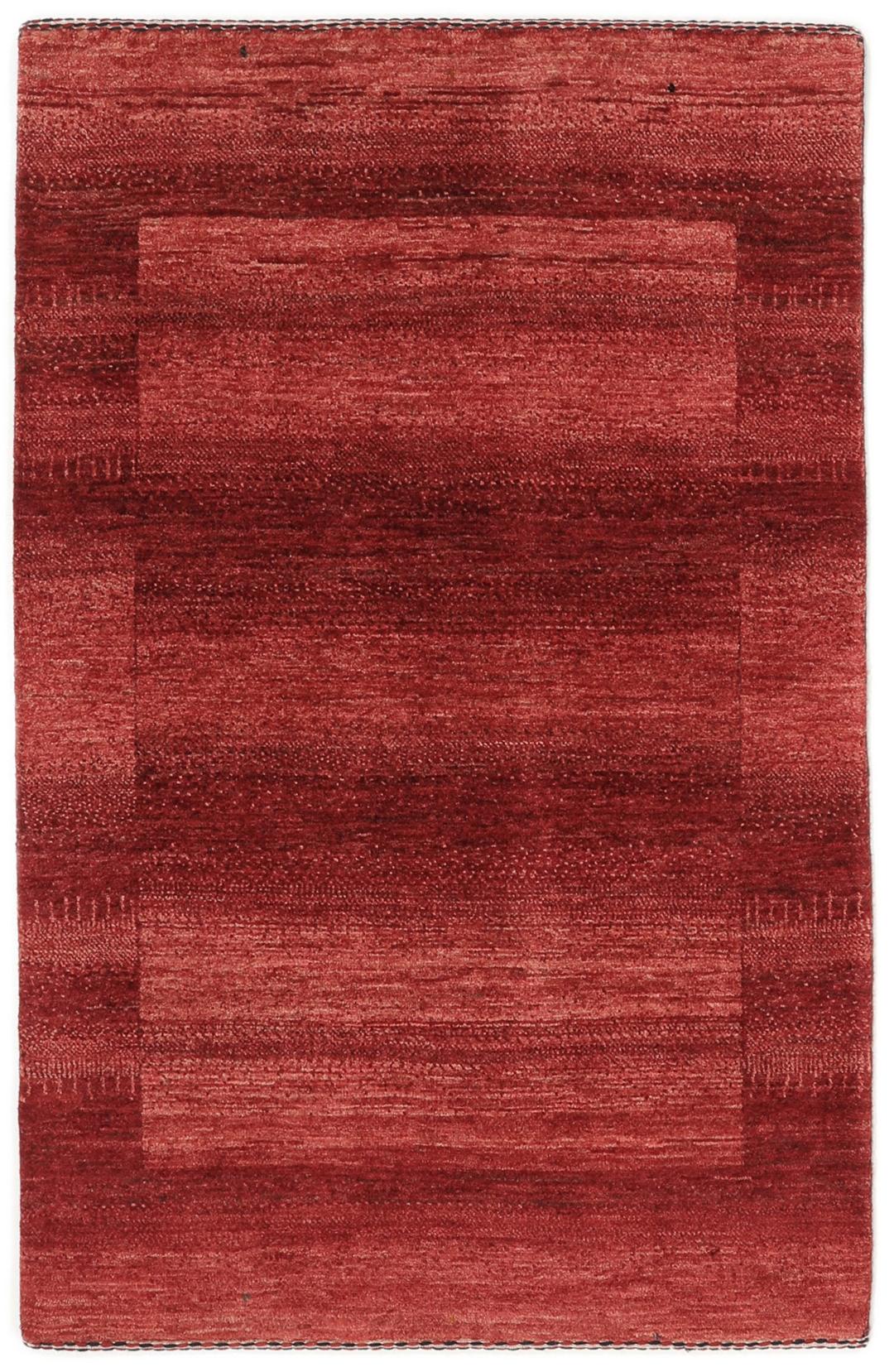 Een met de hand geknoopt rood Loribaft-tapijt uit het Midden-Oosten met een diepe, rijke kleur.