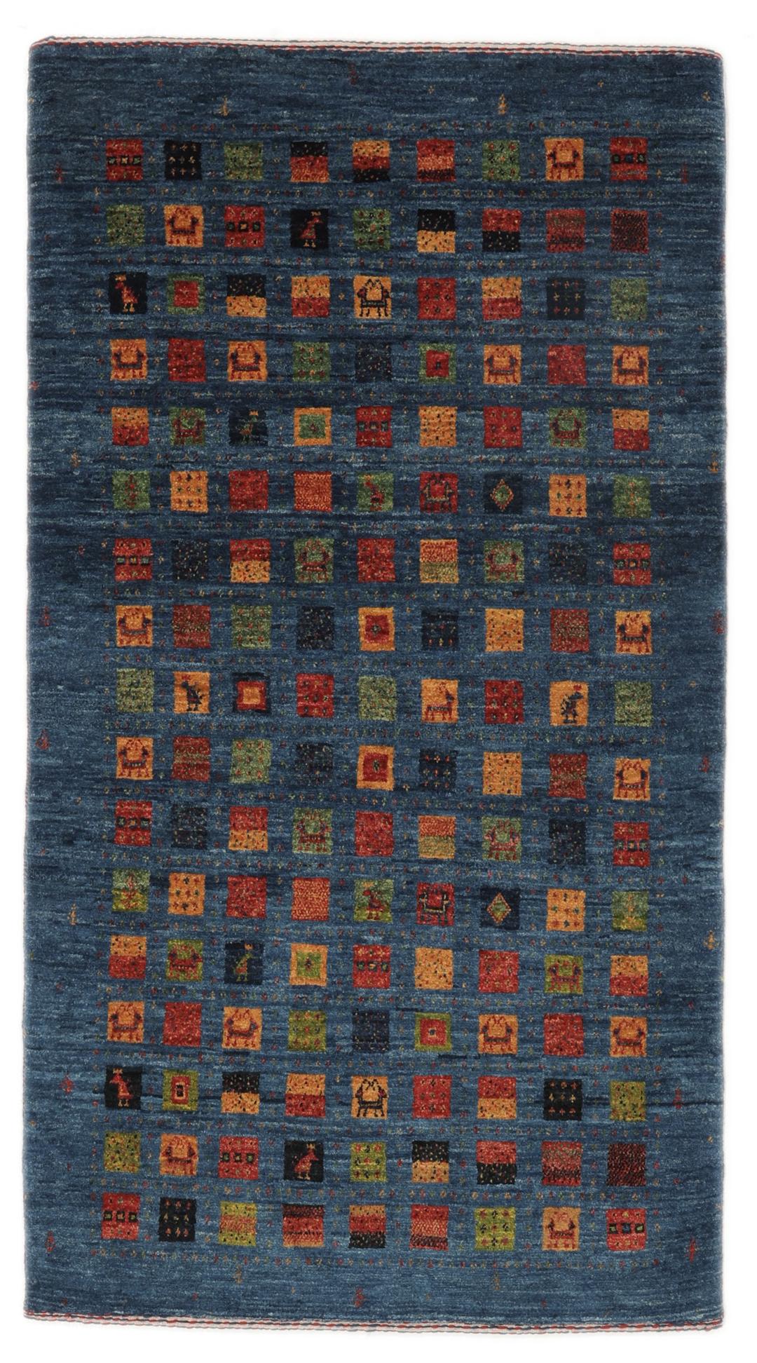 Een handgeknoopt Loribaft-kleed uit het Midden-Oosten met een blauw veld en kleurrijke vierkante motieven.