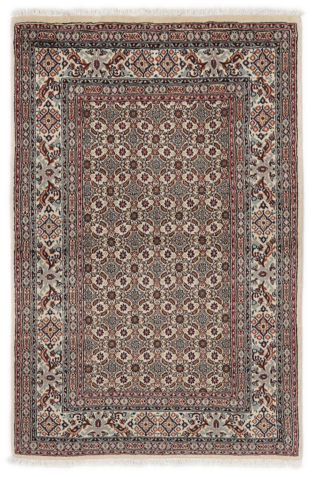 Een handgeknoopt Moud-tapijt uit het Midden-Oosten in beige, rode en blauwe tinten.
