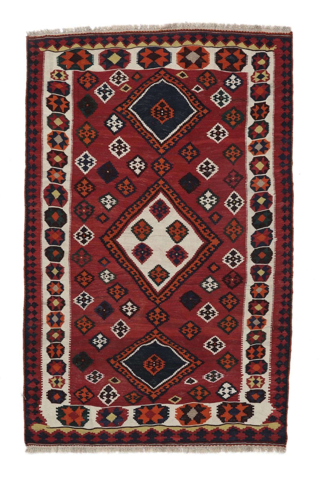 Tapis kilim vintage tissé à la main provenant du Moyen-Orient dans des tons rouge profond et géométriques contrastés