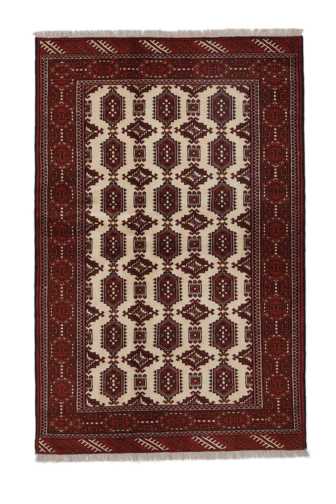Een handgeknoopt Turkaman-tapijt met geometrische medaillons in rode en beige tinten.