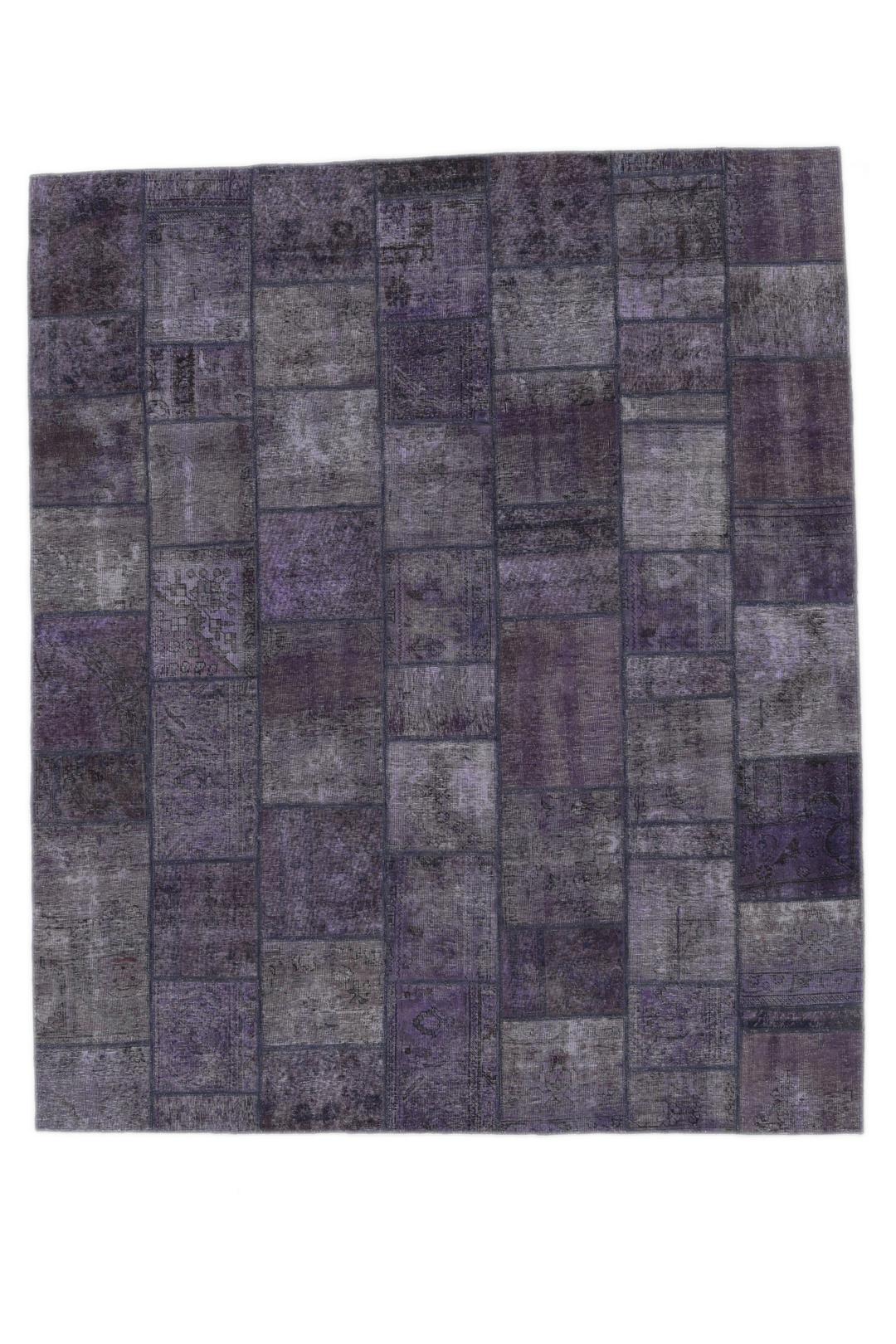 Een uniek, eenmalig patchwork vloerkleed uit het Midden-Oosten in paarstinten