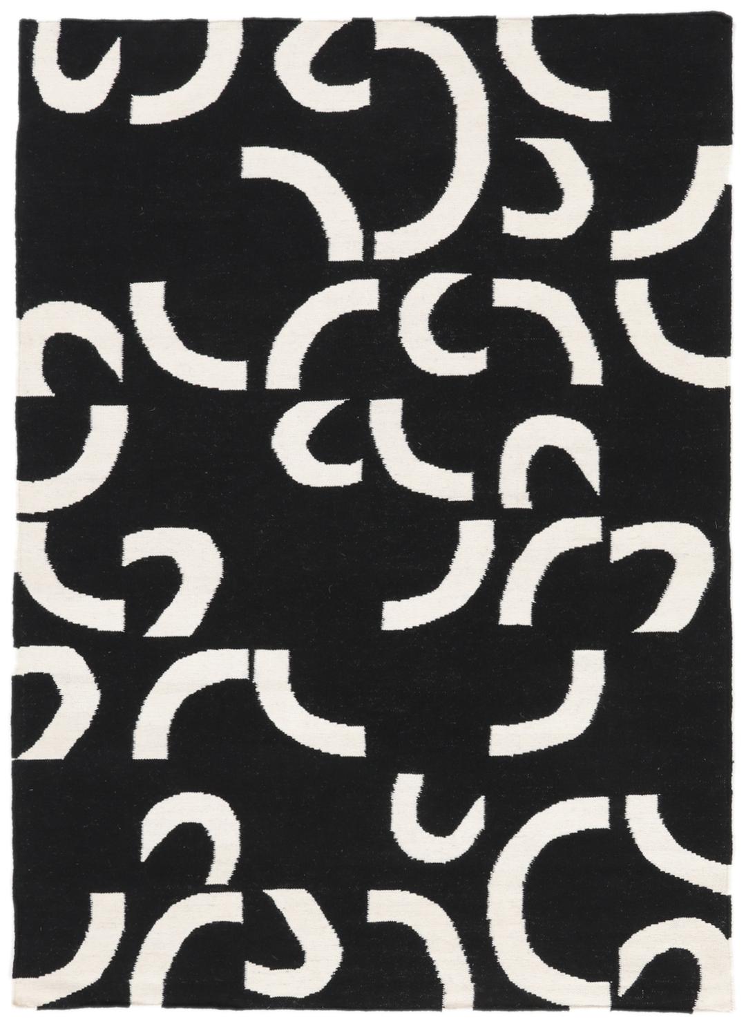 Un tapis noir et blanc avec un motif incurvé