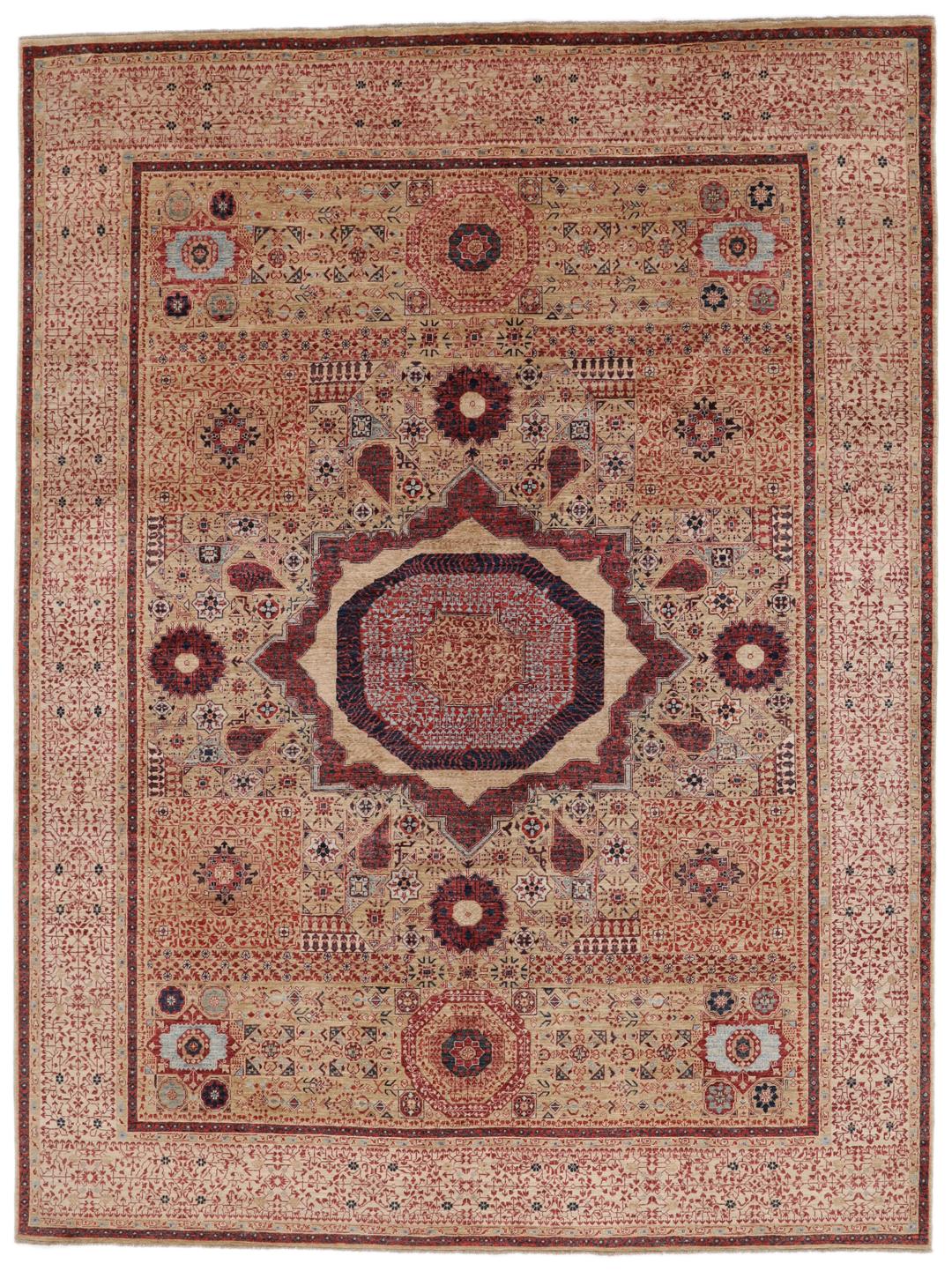 Een rechthoekig Mamluk-tapijt uit Afghanistan met ingewikkelde geometrische en florale patronen in rood en beige.